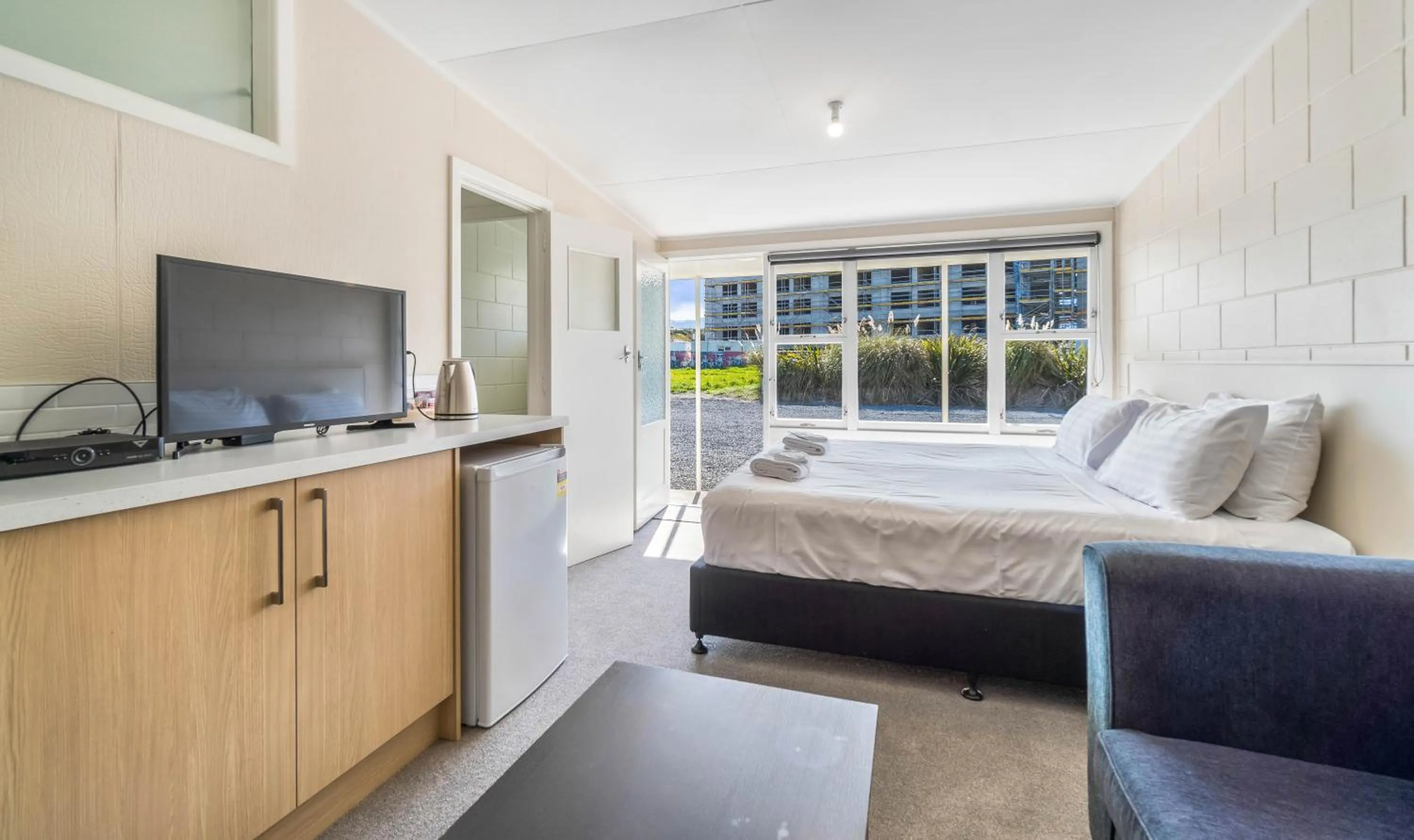 Communal lounge/ TV room, Bed in Kaikoura Beach Motel