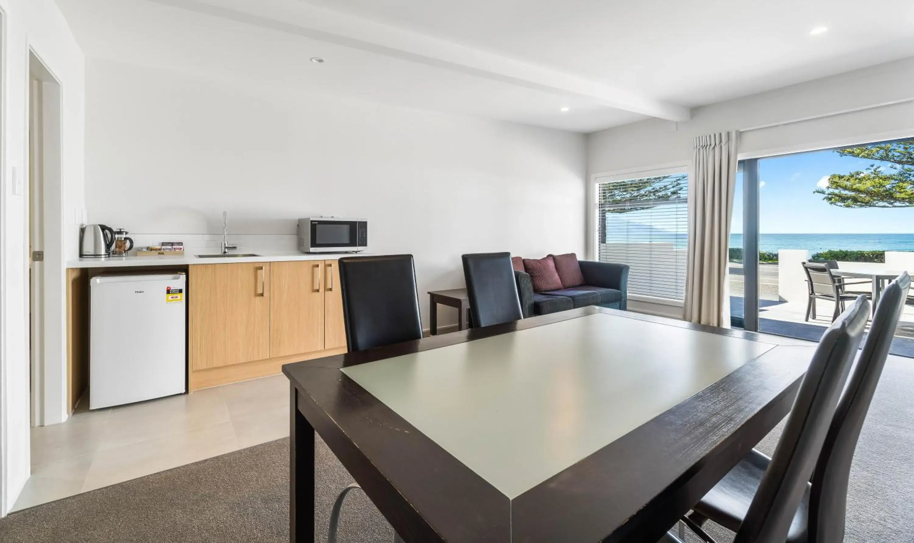 Kitchen or kitchenette in Kaikoura Beach Motel Kitchen or kitchenette in Kaikoura Beach Motel