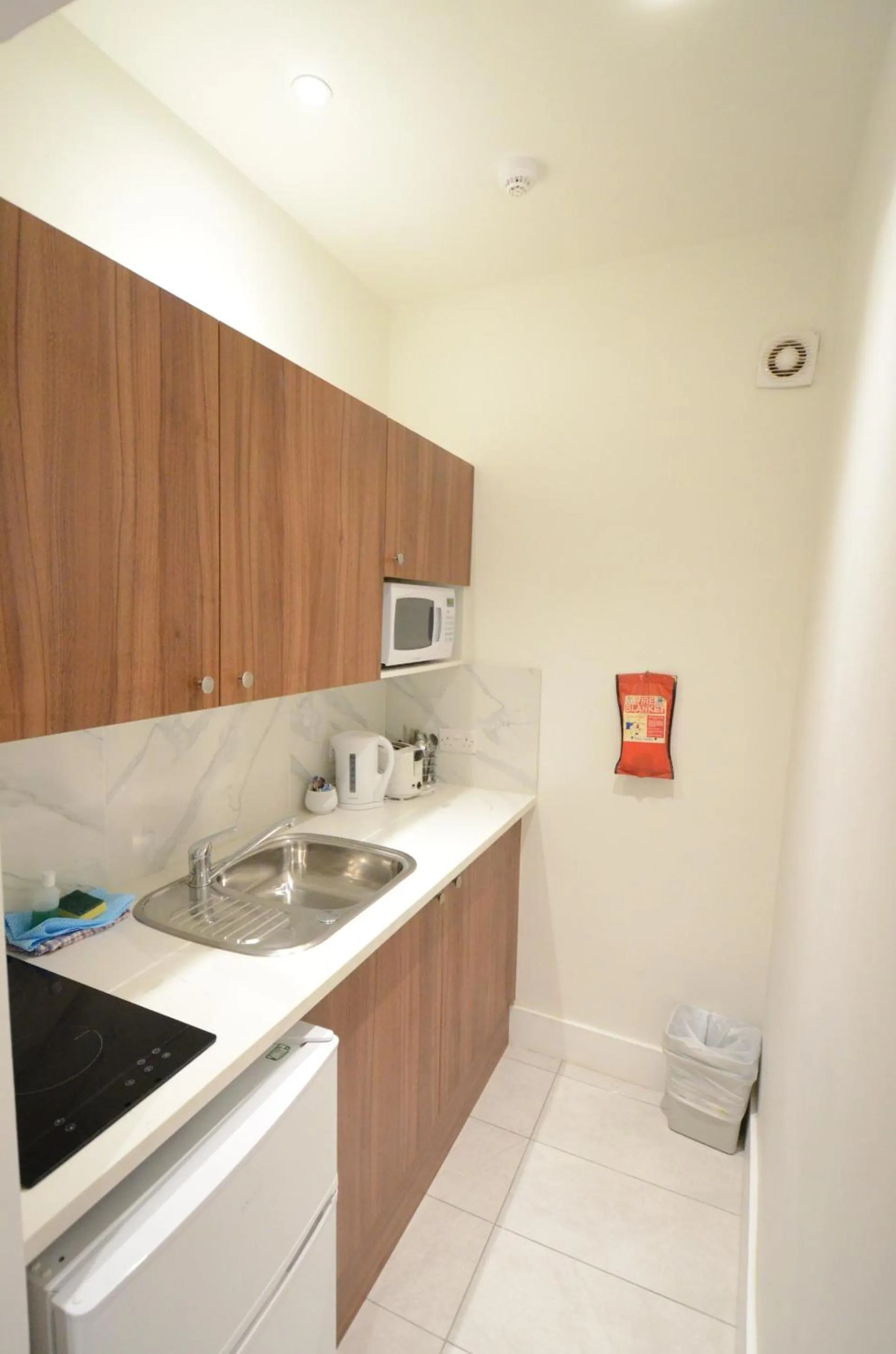 Kitchen or kitchenette in Amber Residence Hotel-Suites