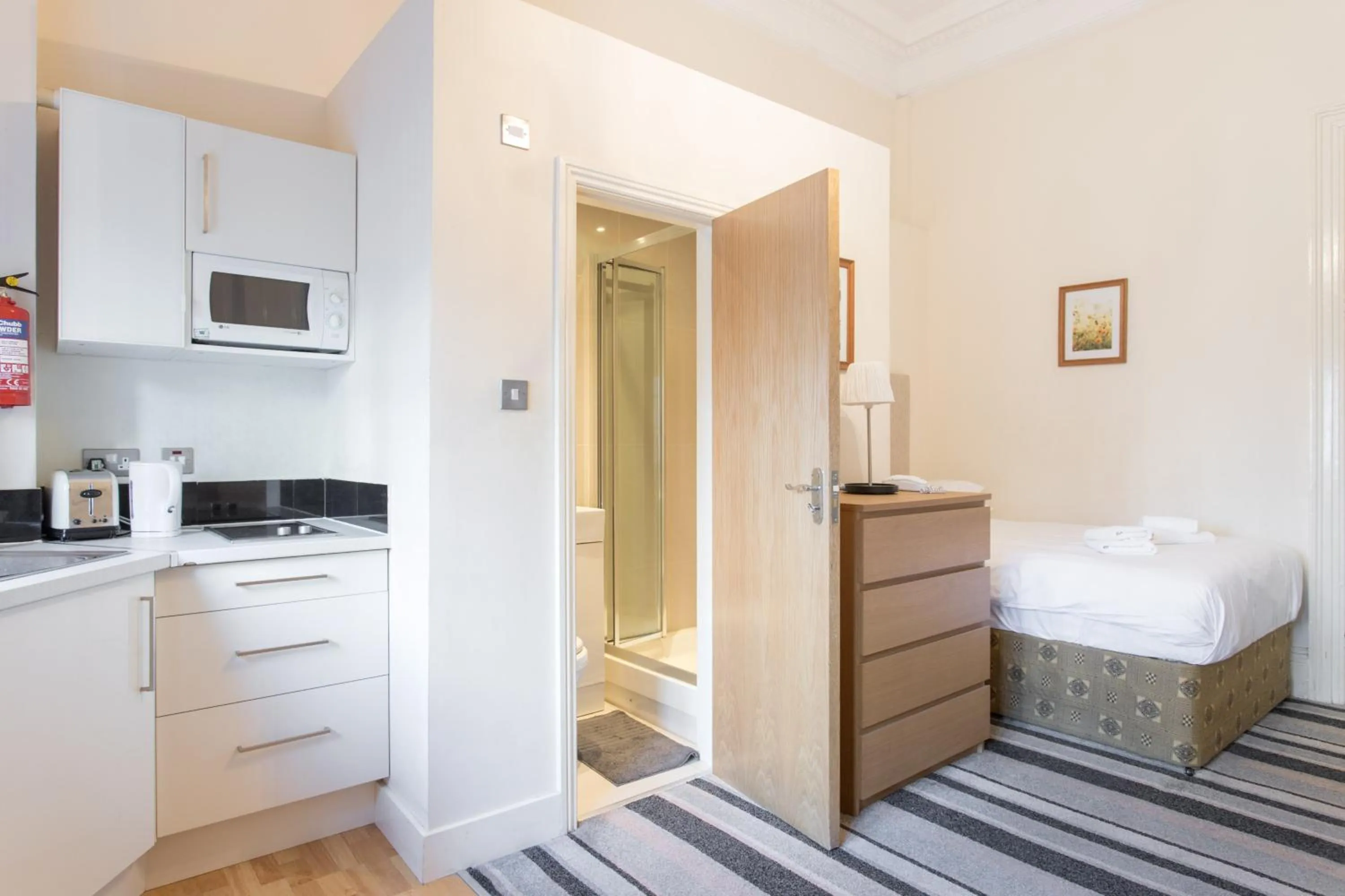 Kitchen or kitchenette, Bed in Amber Residence Hotel-Suites