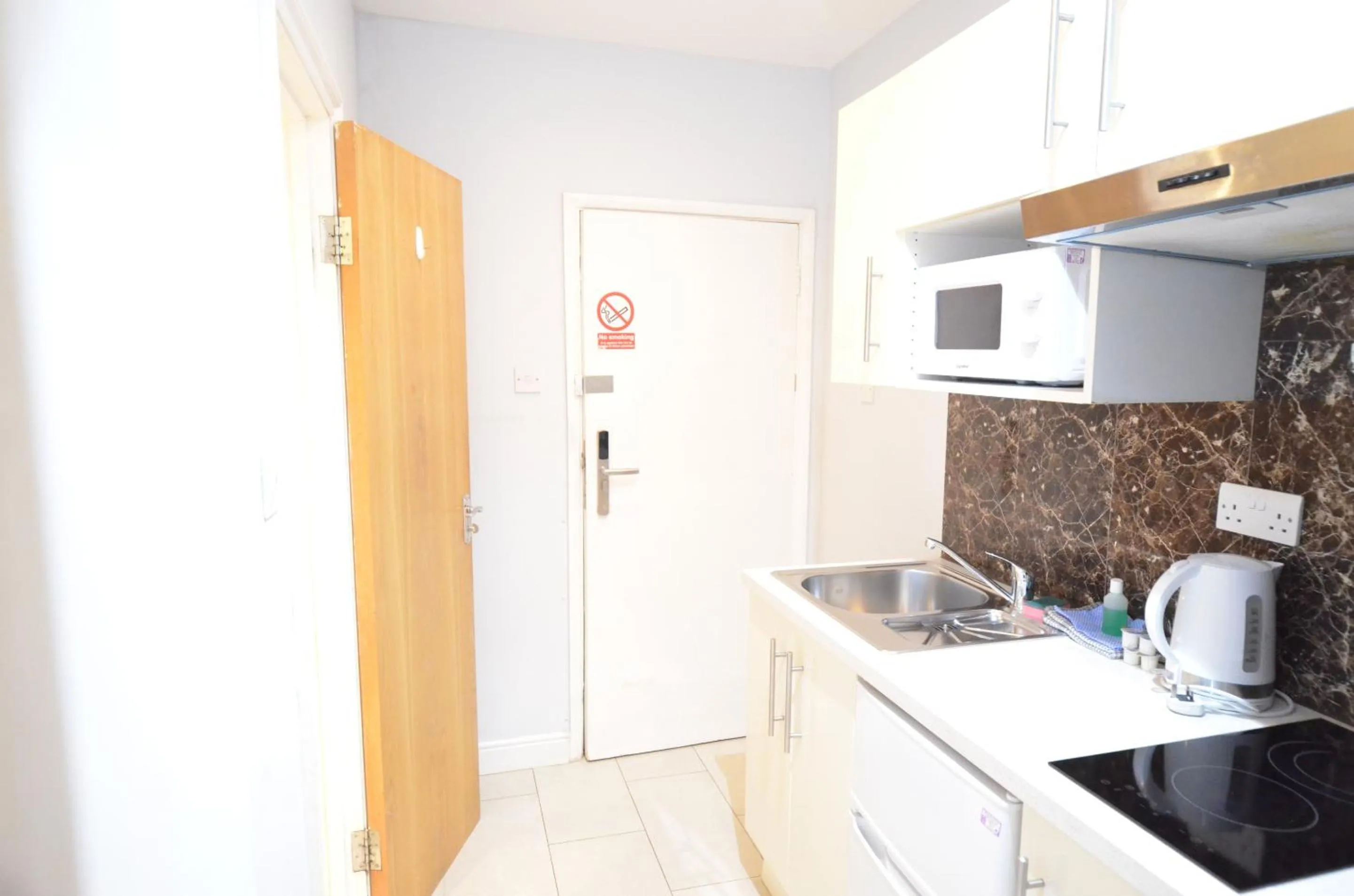 Kitchen or kitchenette in Amber Residence Hotel-Suites