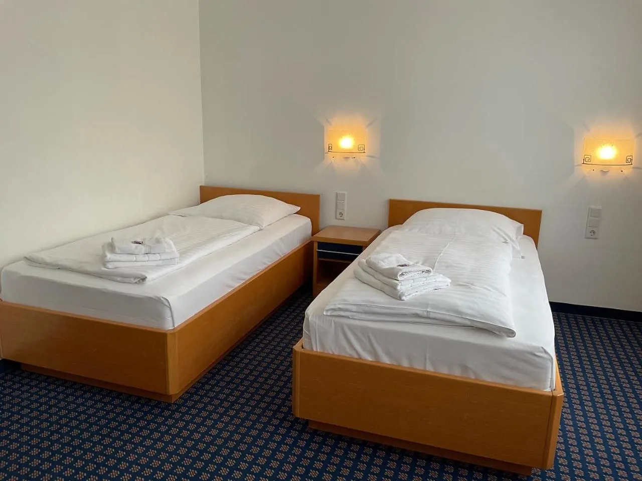 minibar, Bed in Hotel in Herrenhausen