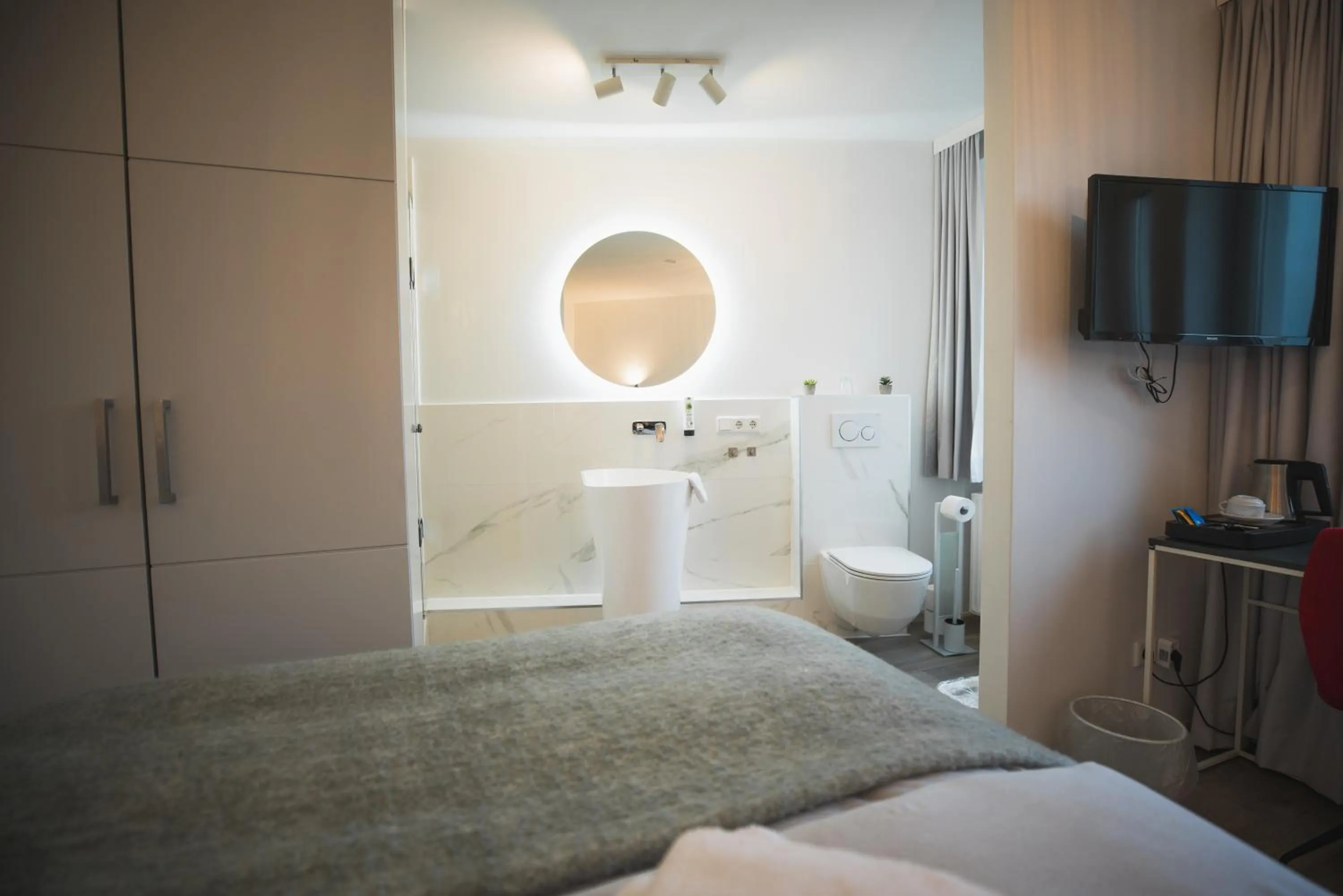 Shower, Bed in Hotel in Herrenhausen