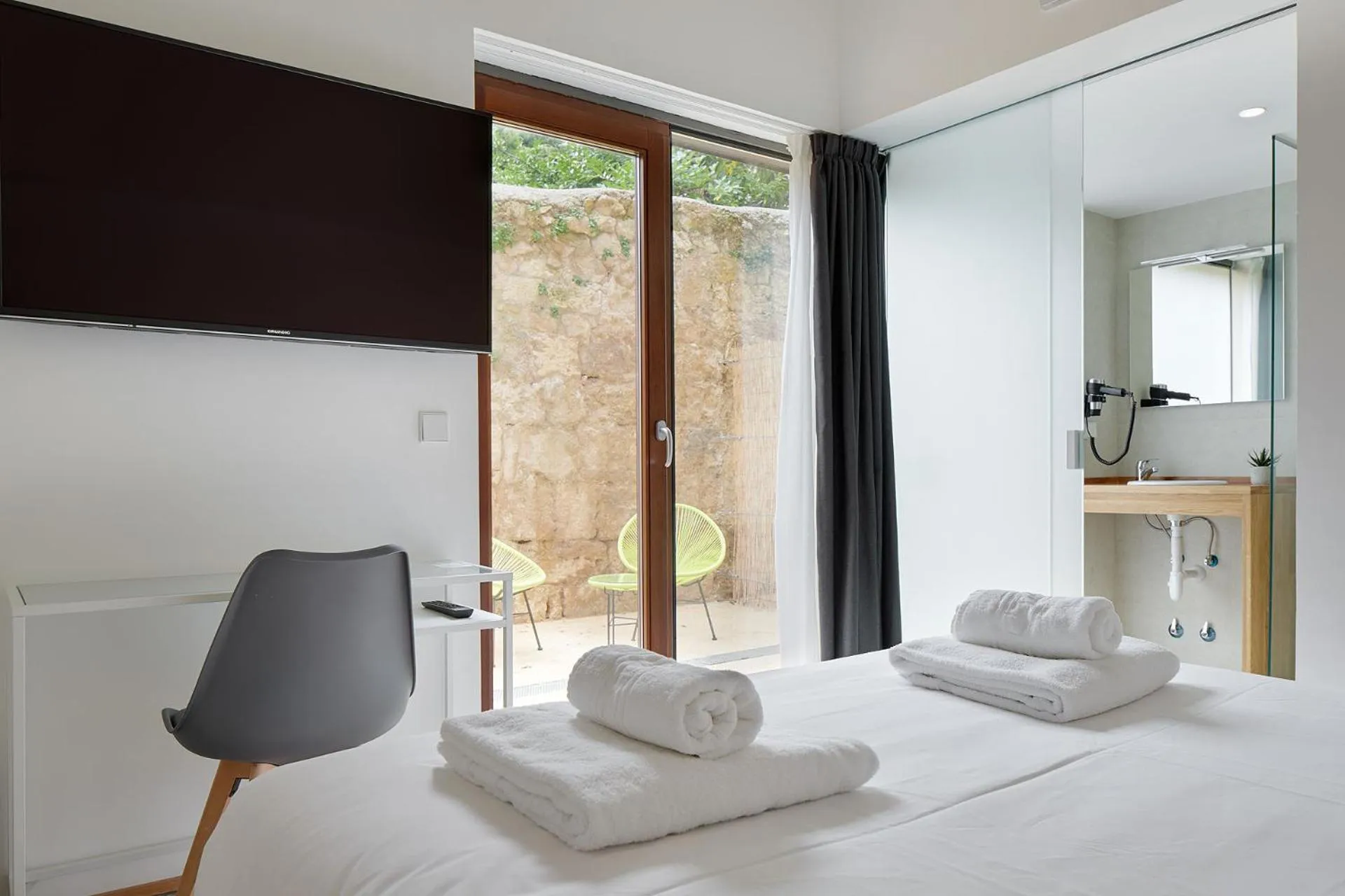 Bed in IRAIPE Estella Rooms Auto Check-in