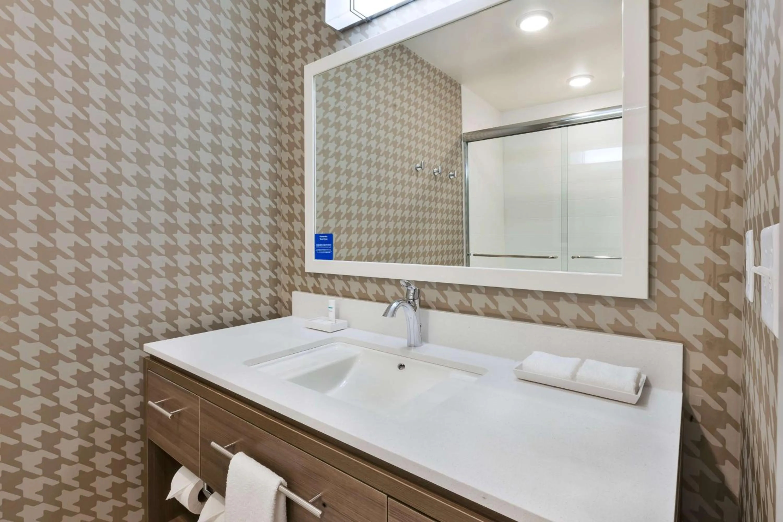 Bathroom, Bed in Home2 Suites By Hilton Saginaw, Mi