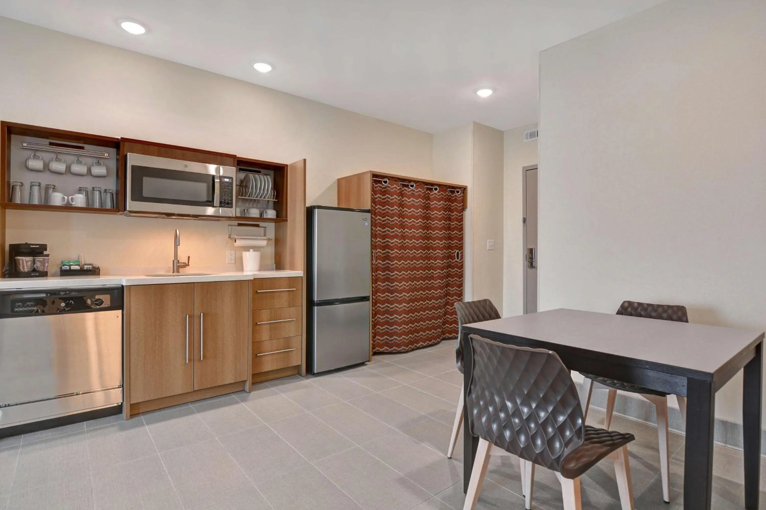 Kitchen or kitchenette in Home2 Suites By Hilton Savannah Midtown, Ga