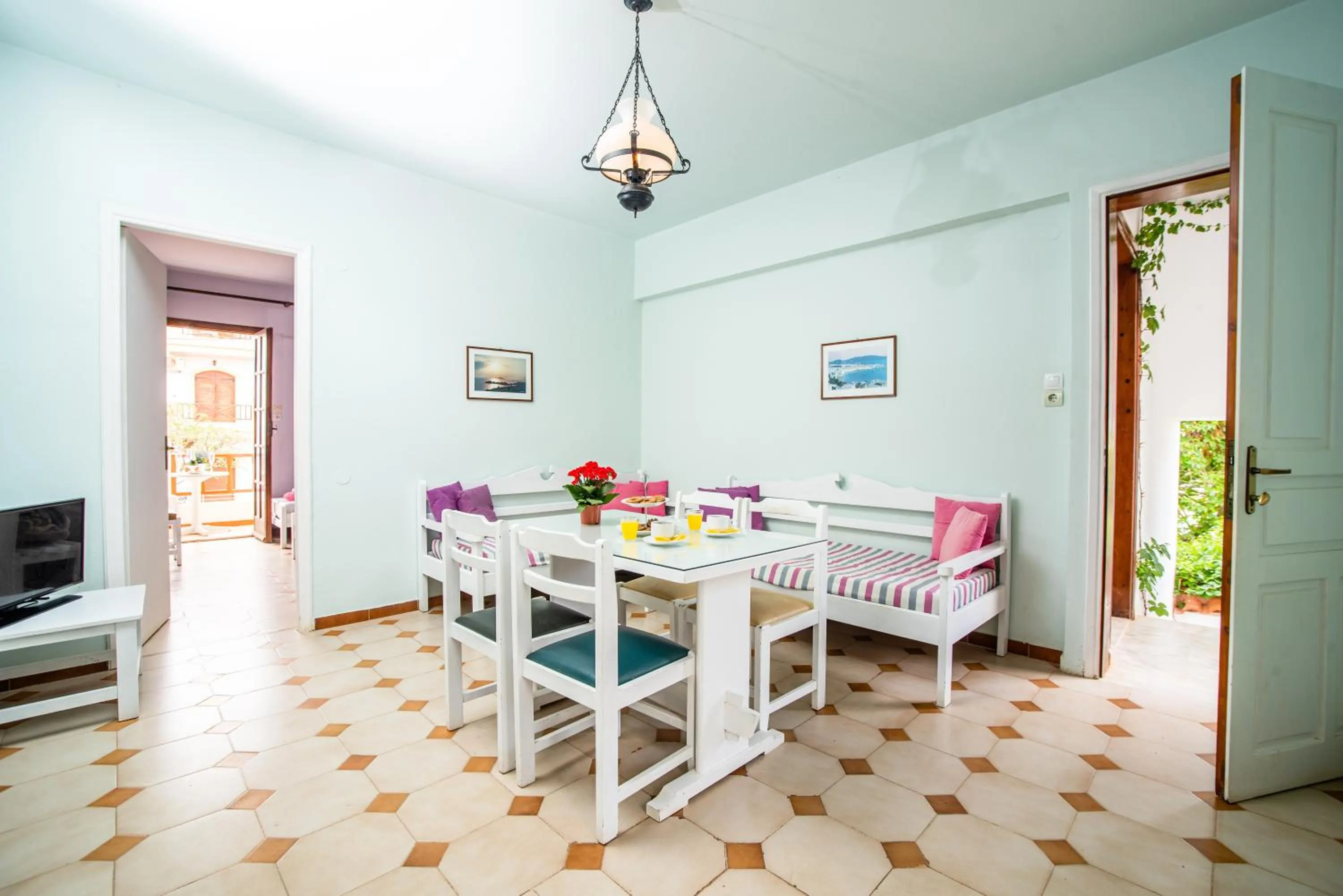 Dining area in Alexandra Apartments
