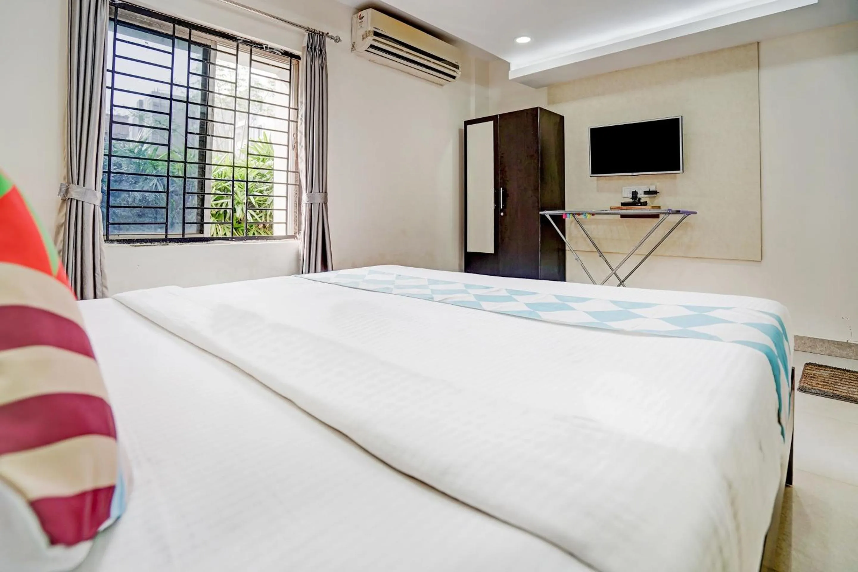 Bedroom, Bed in Super Capital O Sayhallo Prime Residency