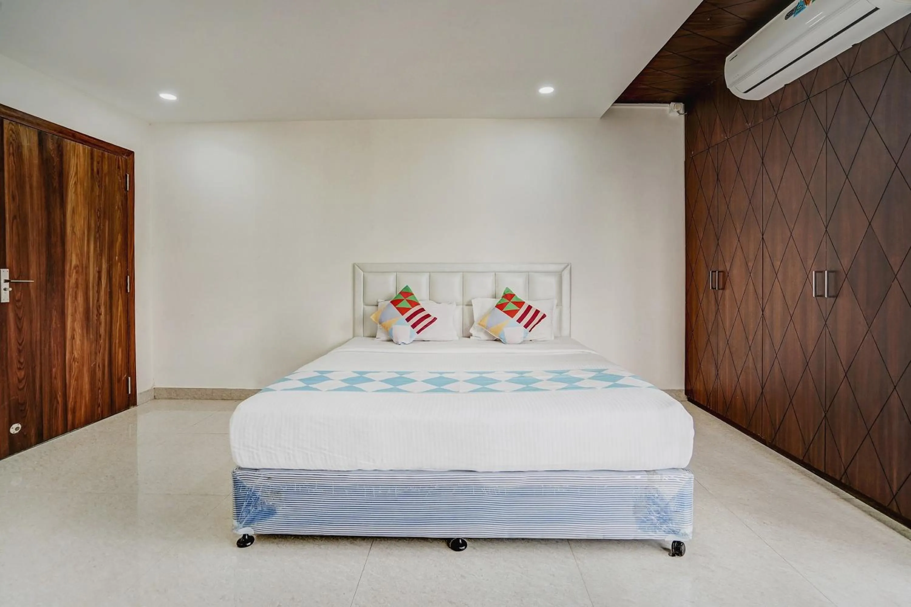 Bedroom, Bed in Super Capital O Sayhallo Prime Residency