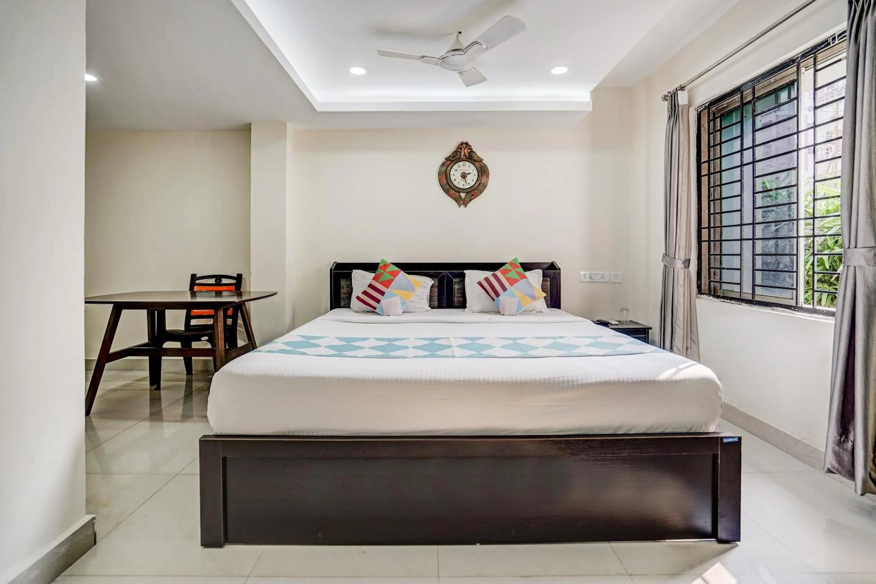 Facade/entrance, Bed in Super Capital O Sayhallo Prime Residency