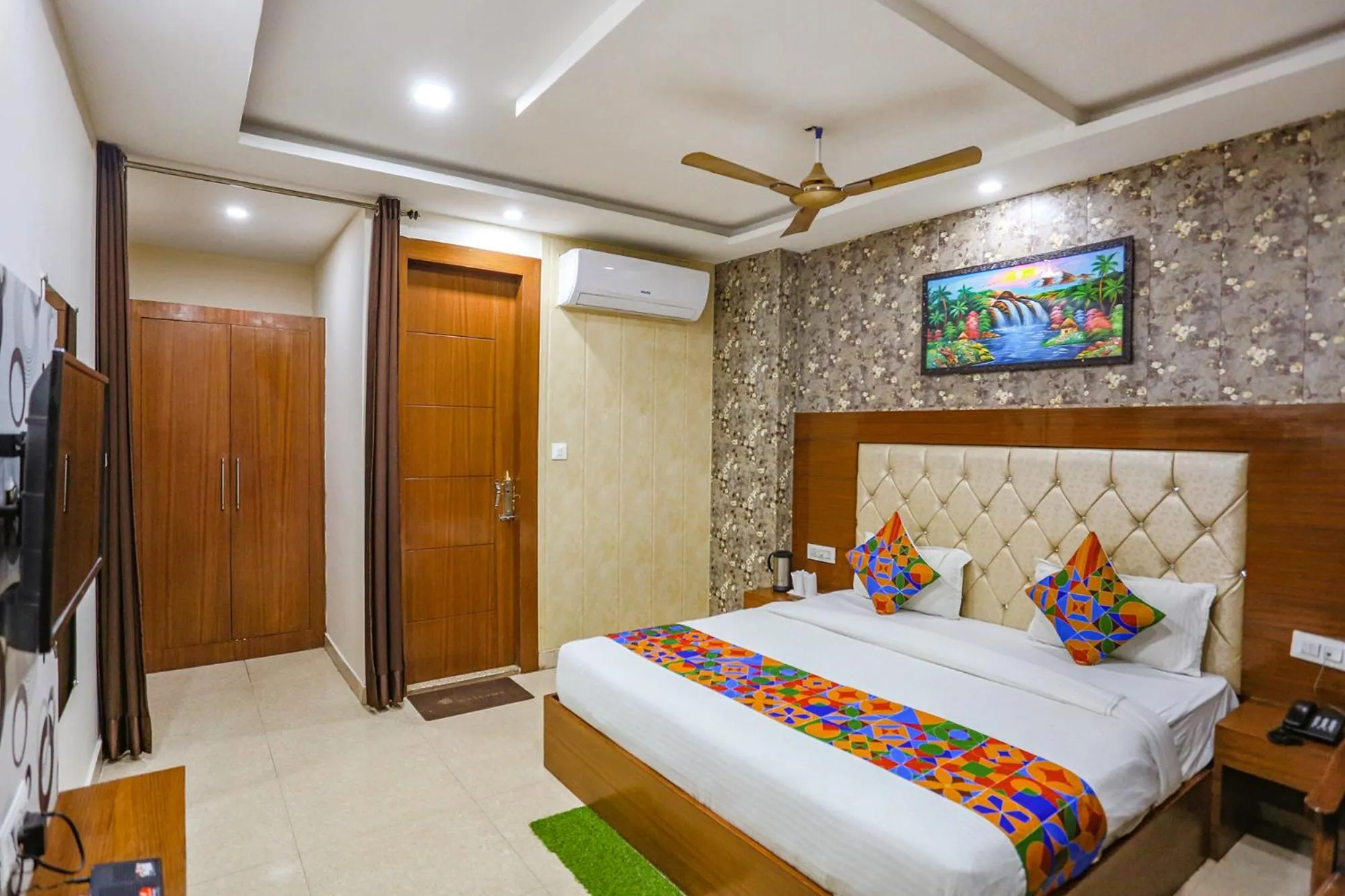 TV and multimedia, Bed in FabHotel Frolic