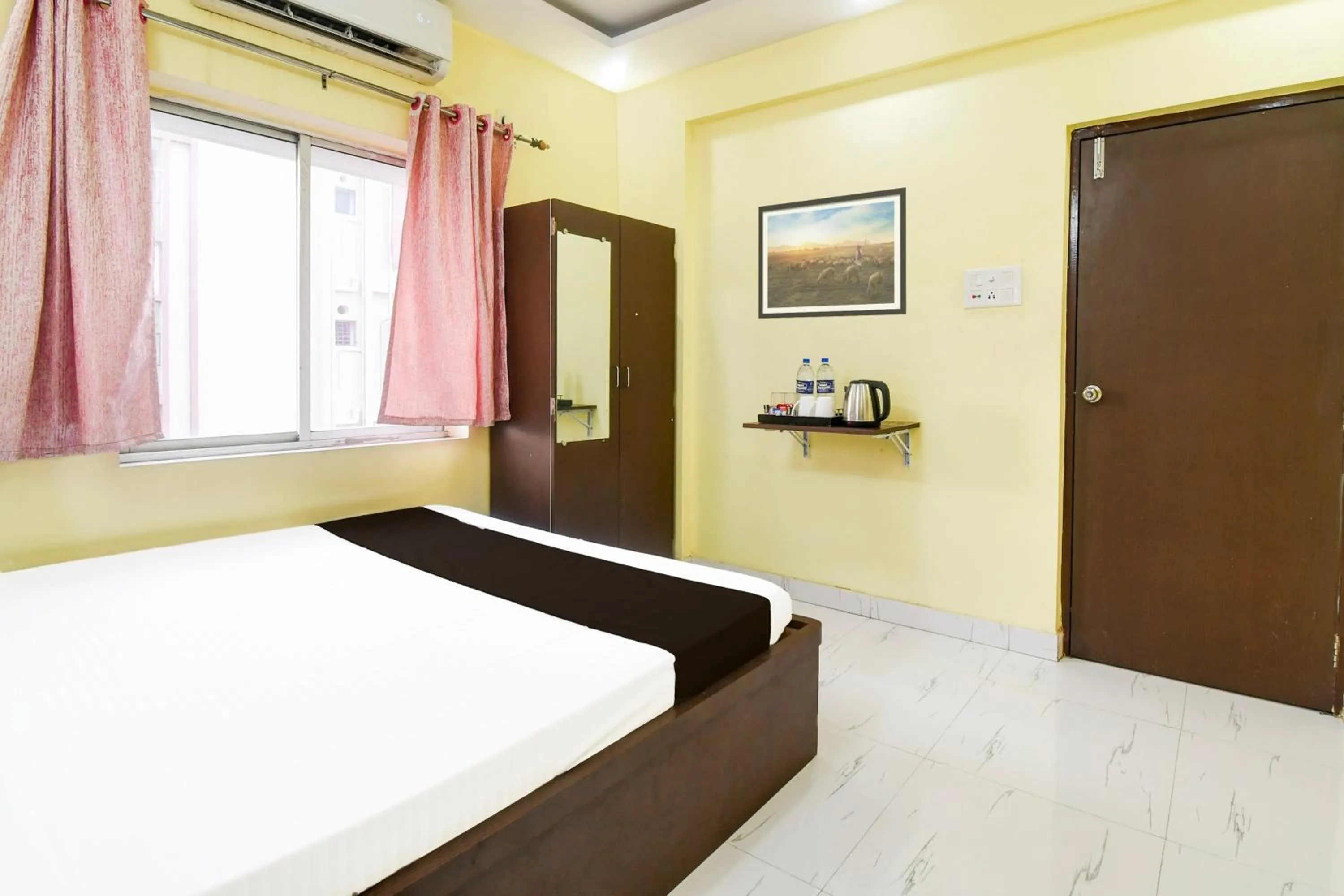 Bedroom in Super Hotel O New Town Near Kolkata Airport