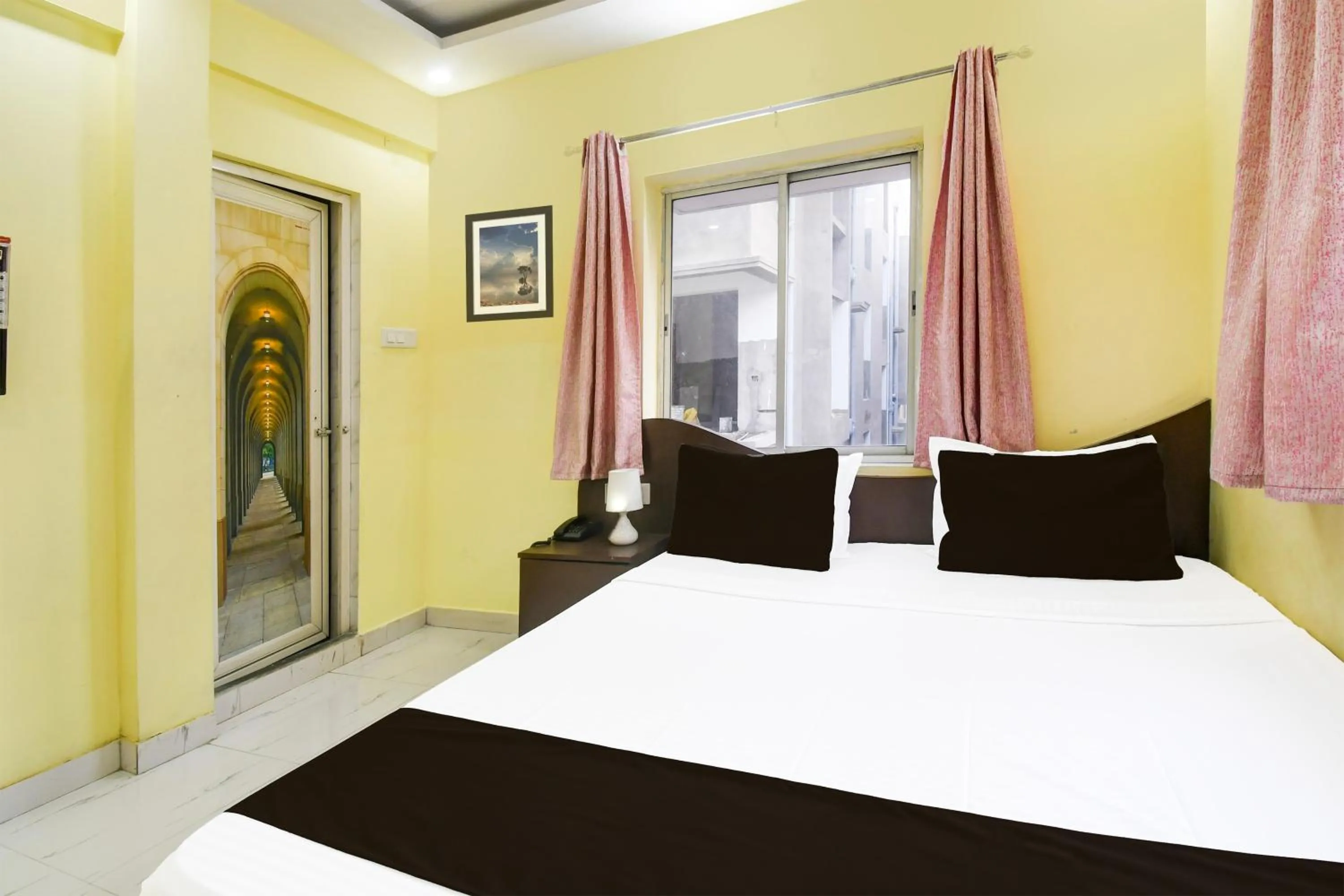 Bedroom in Super Hotel O New Town Near Kolkata Airport