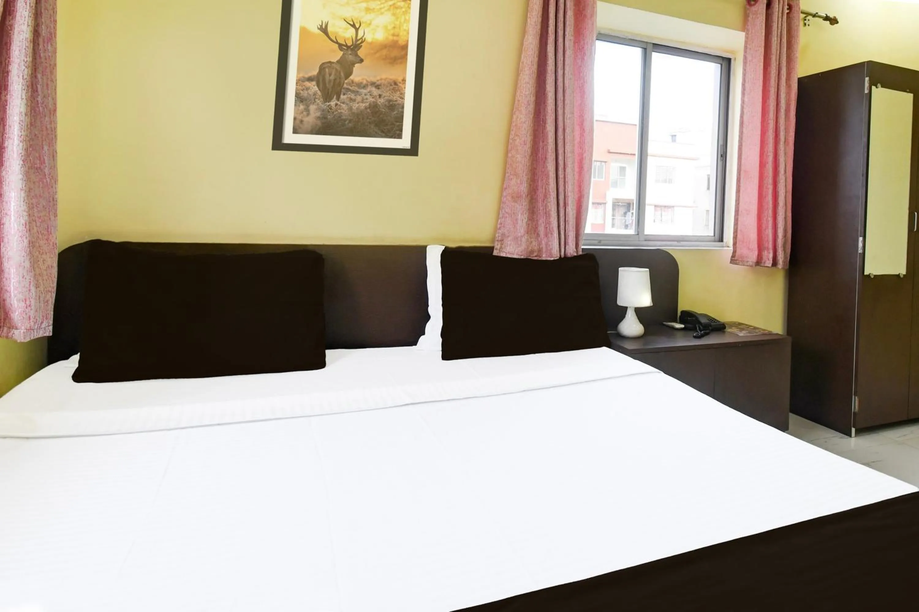 Bedroom in Super Hotel O New Town Near Kolkata Airport