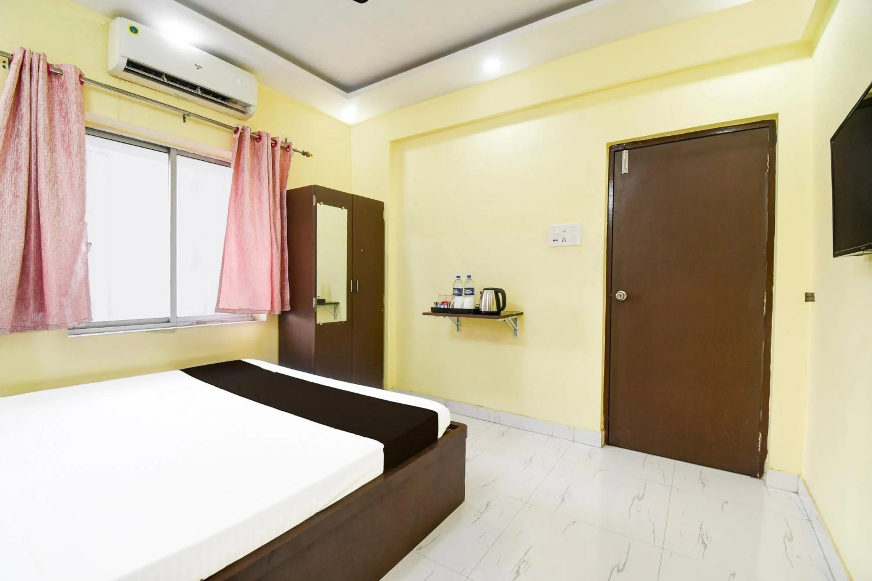 Bedroom in Super Hotel O New Town Near Kolkata Airport
