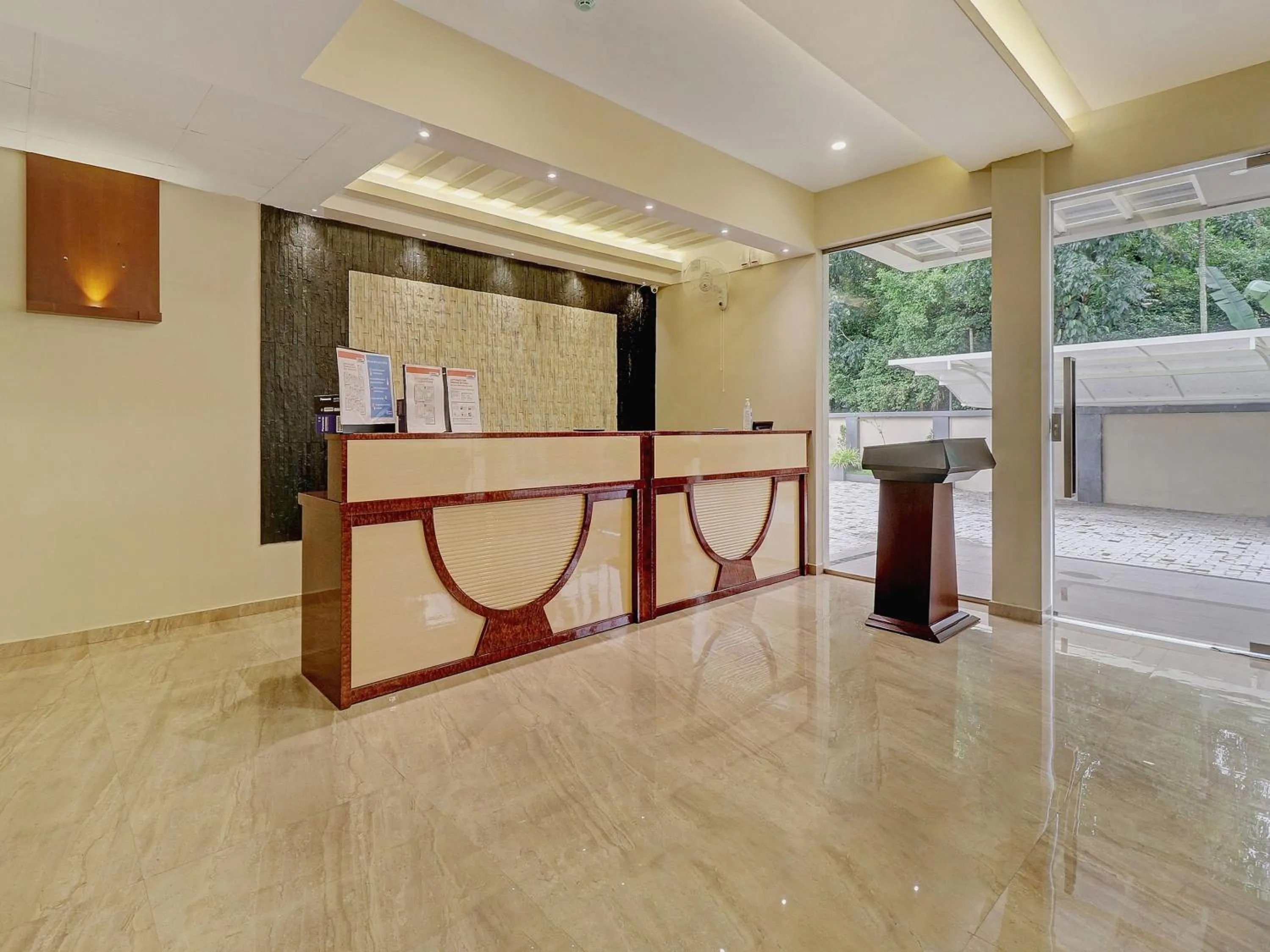 Lobby or reception in Super Townhouse Kizhakkambalam Tourist Home