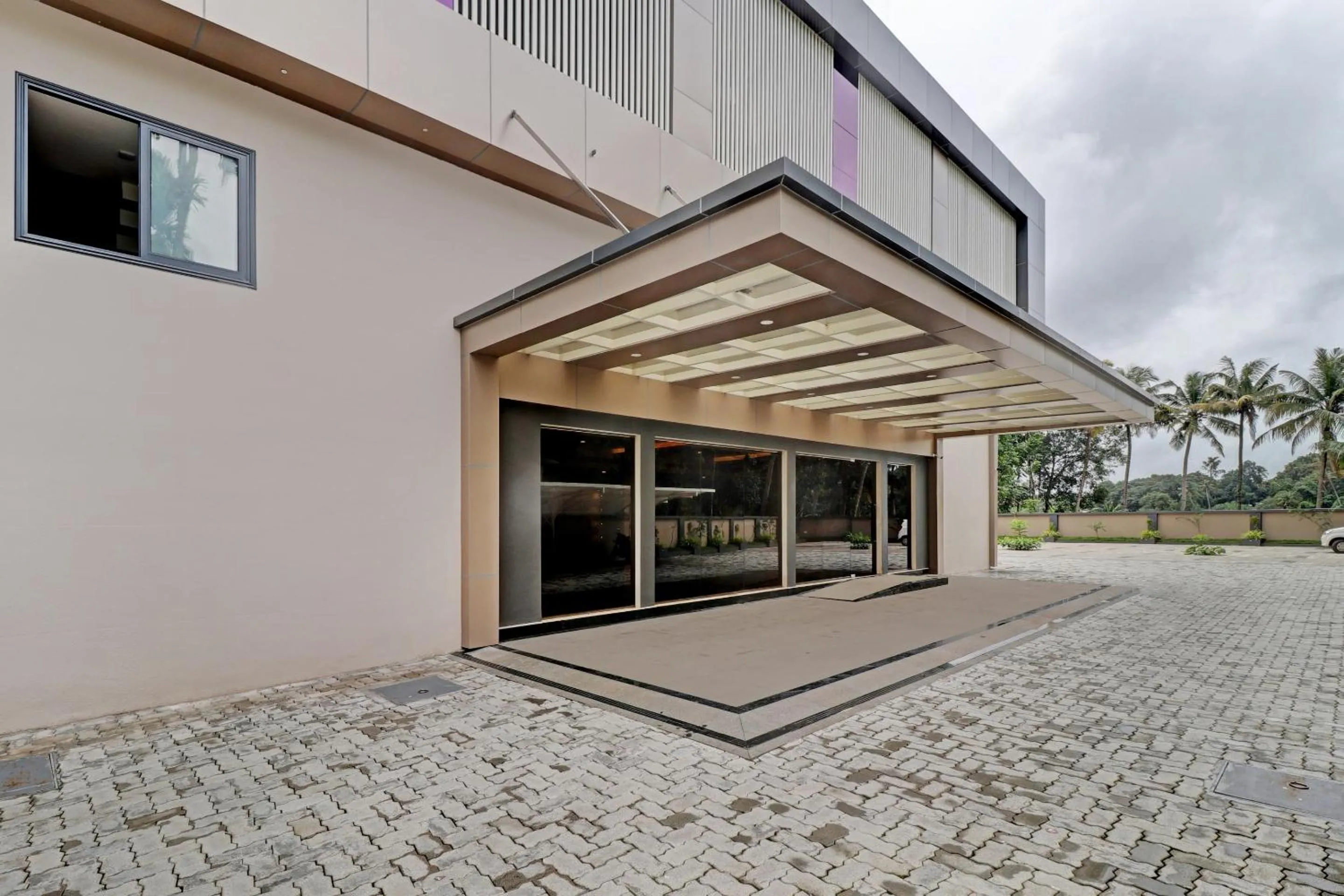 Facade/entrance in Super Townhouse Kizhakkambalam Tourist Home