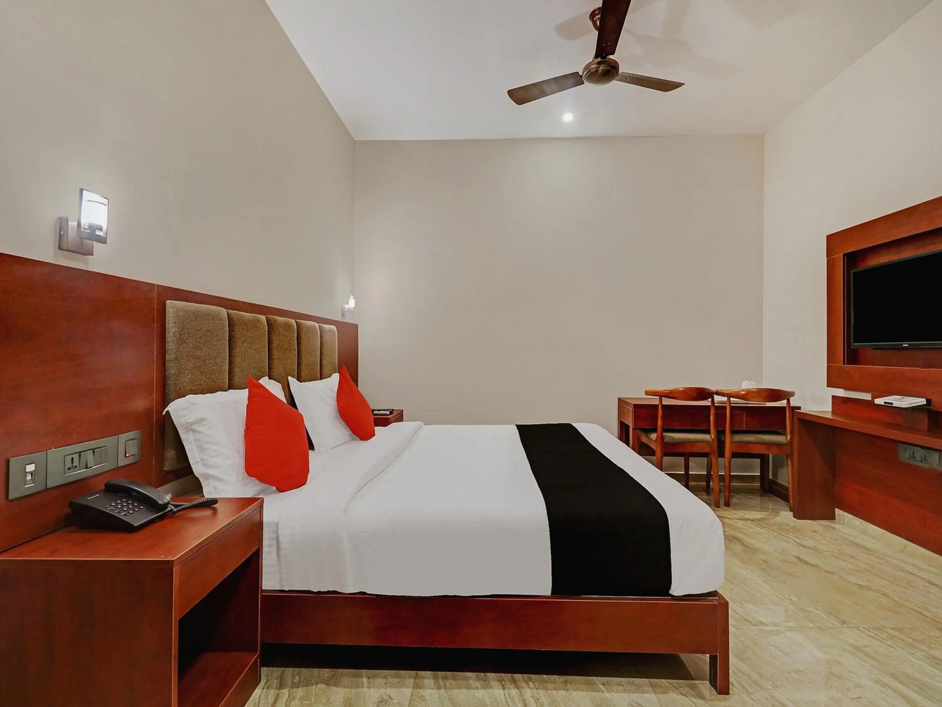 Lobby or reception, Bed in Super Townhouse Kizhakkambalam Tourist Home