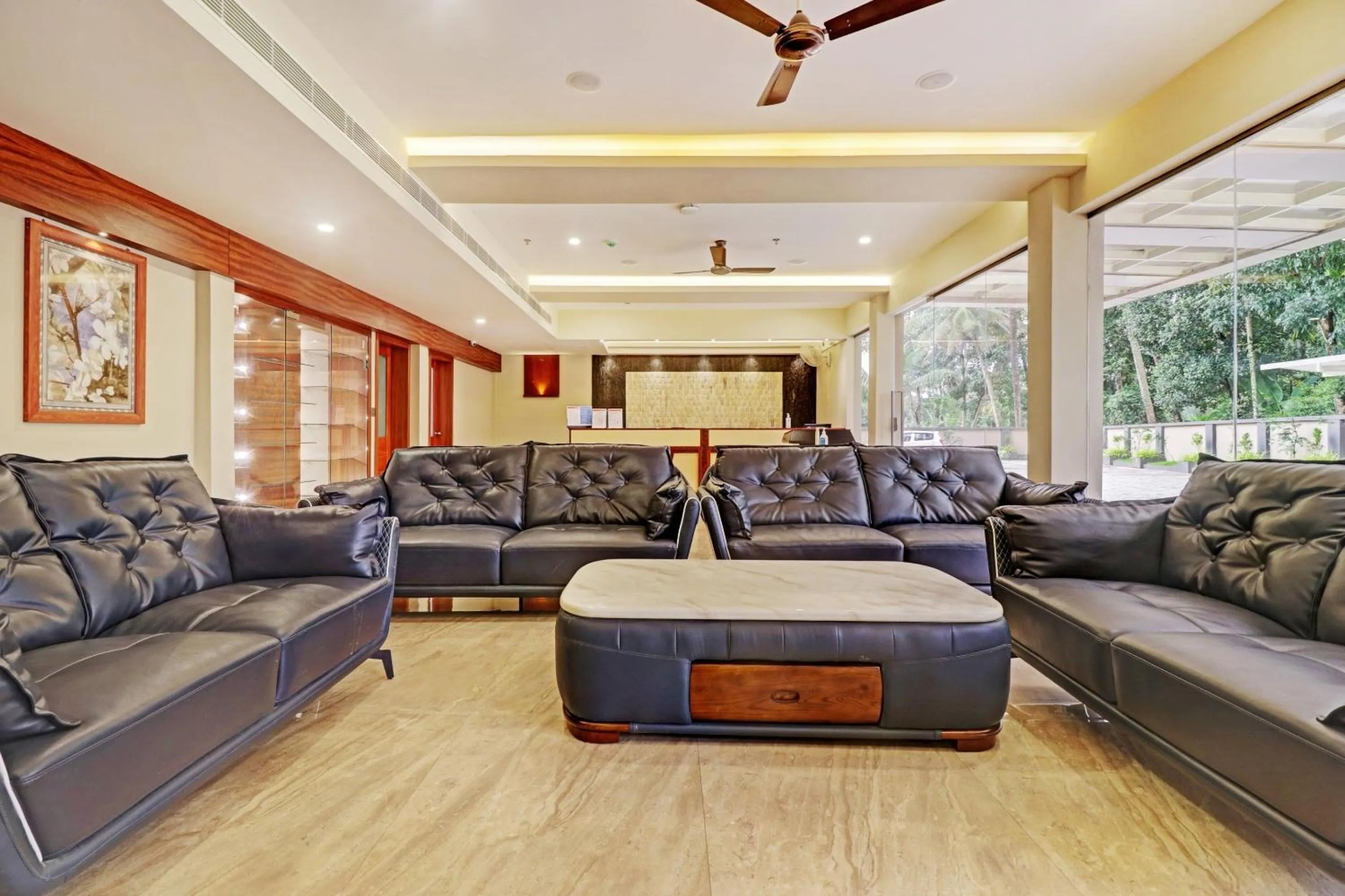 Lobby or reception in Super Townhouse Kizhakkambalam Tourist Home