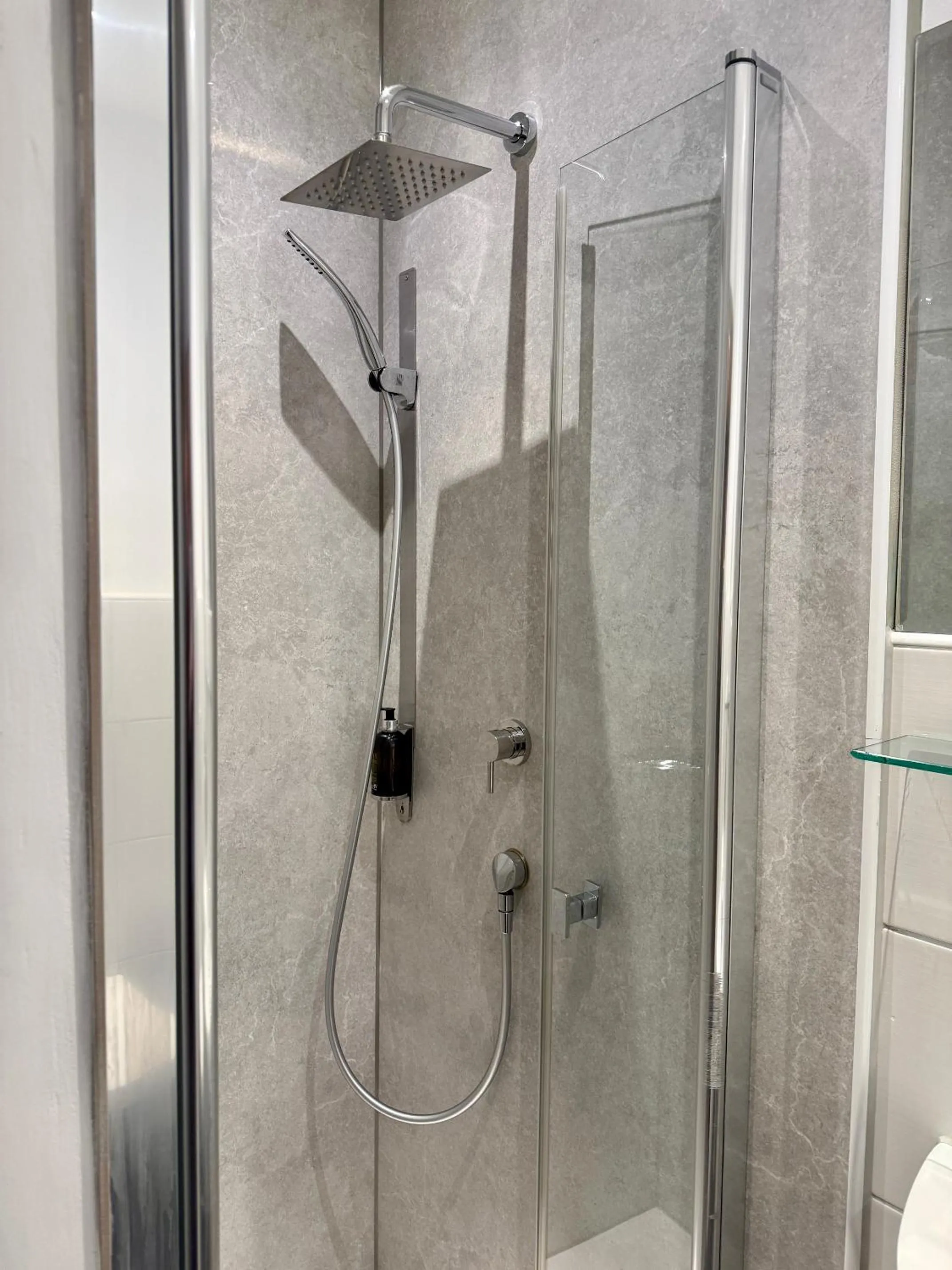 Shower in Hotel Central