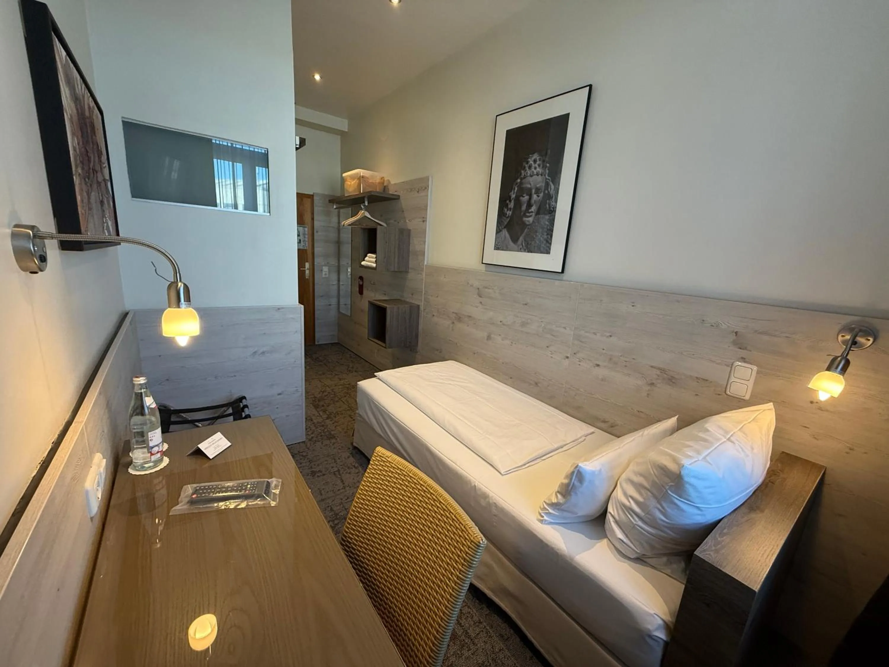 Photo of the whole room, Bed in Hotel Central