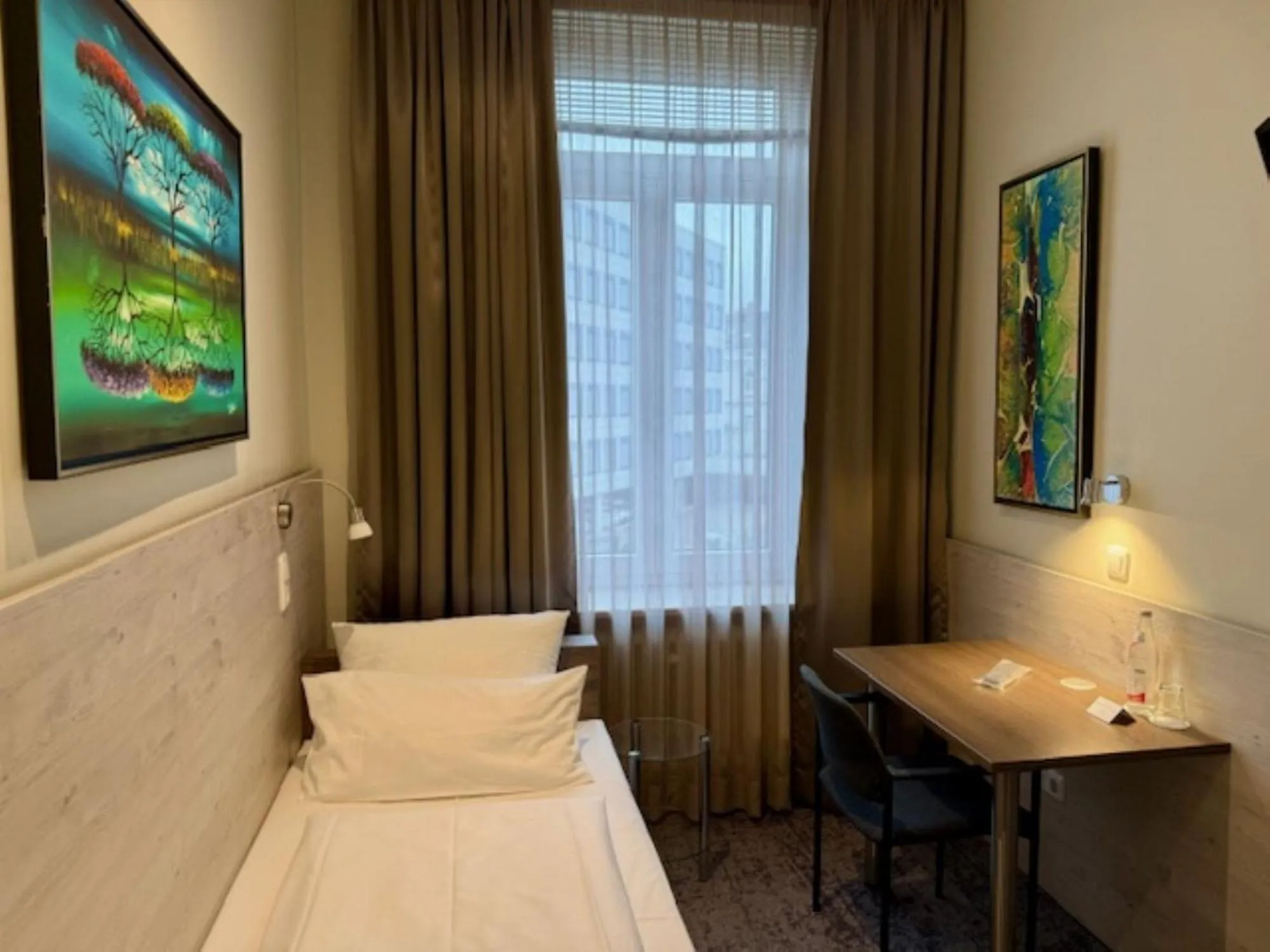 Photo of the whole room, Bed in Hotel Central