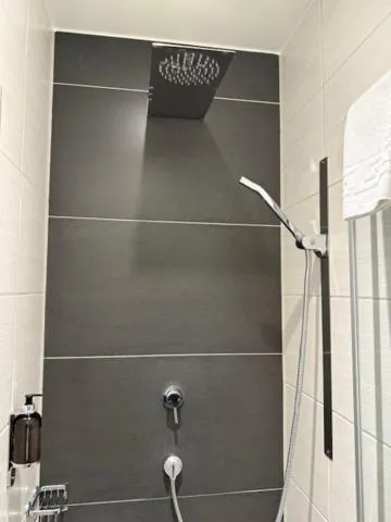 Shower in Hotel Central