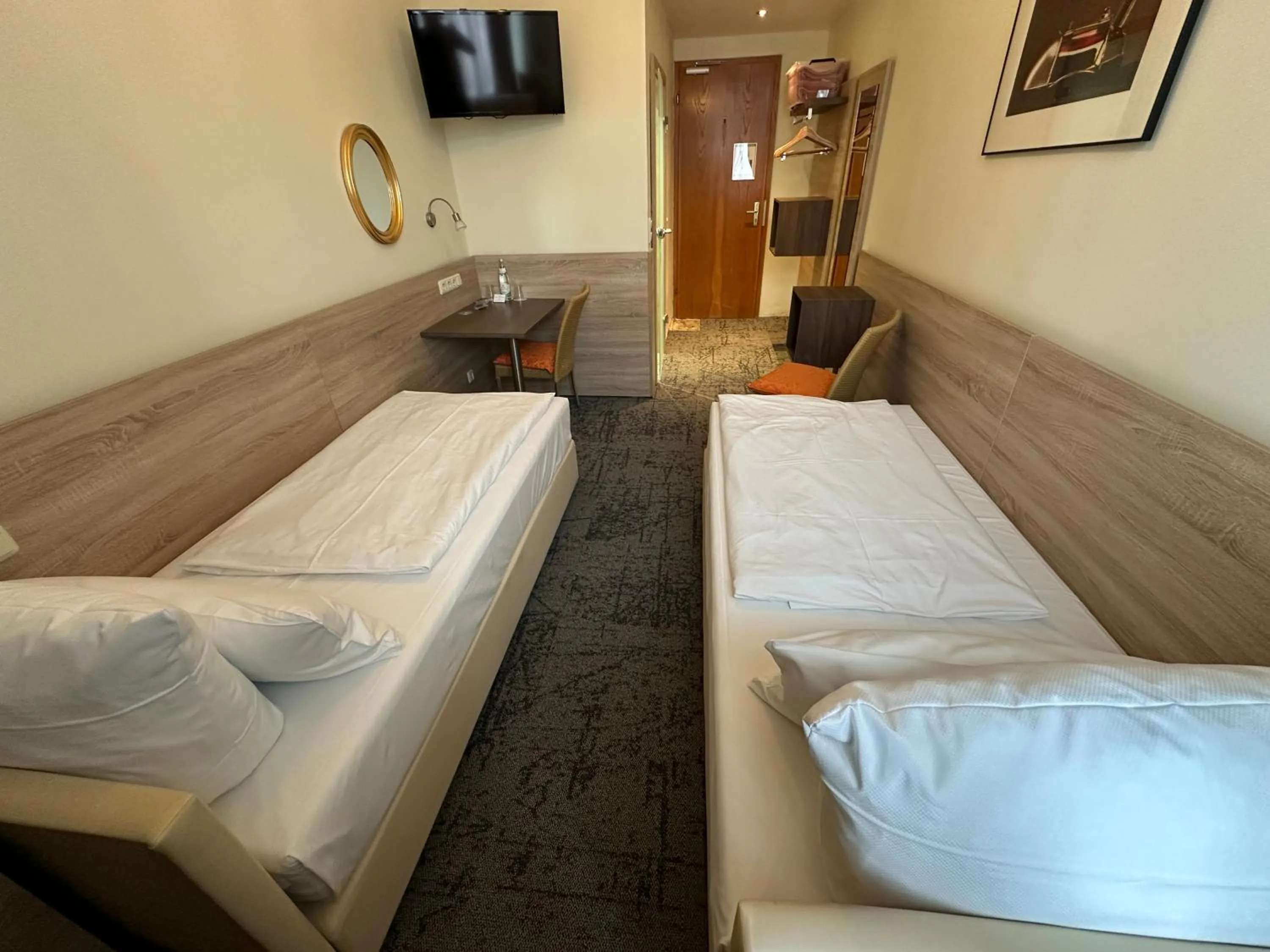 Photo of the whole room, Bed in Hotel Central