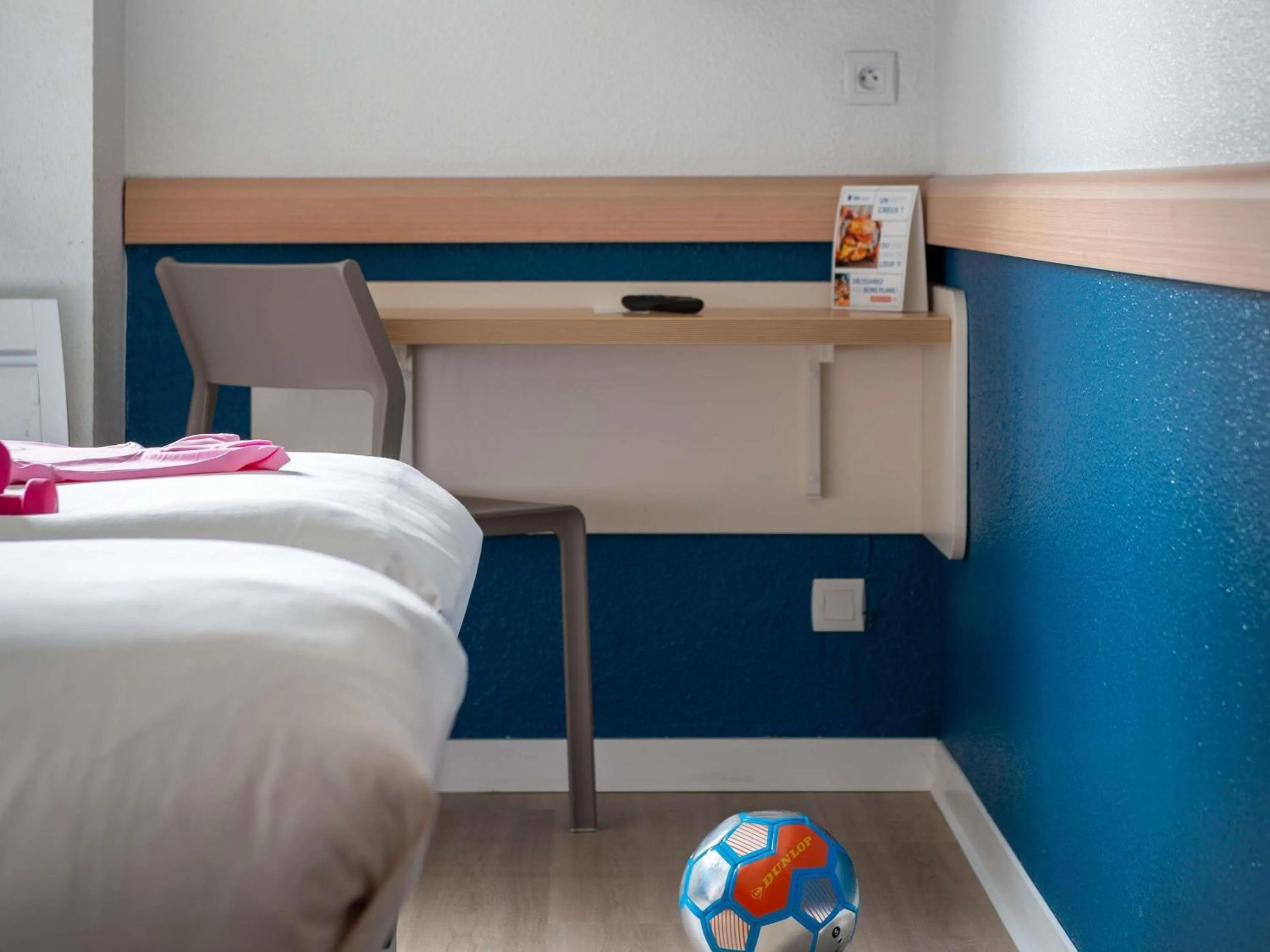 Bedroom, Bed in ibis budget Caen Mondeville