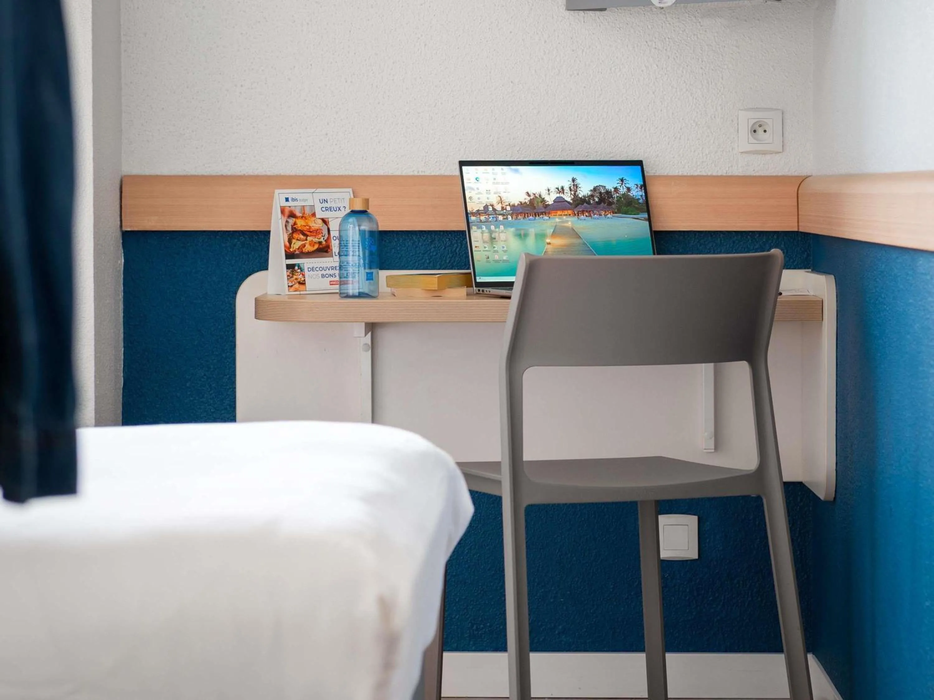 Bedroom, Bed in ibis budget Caen Mondeville