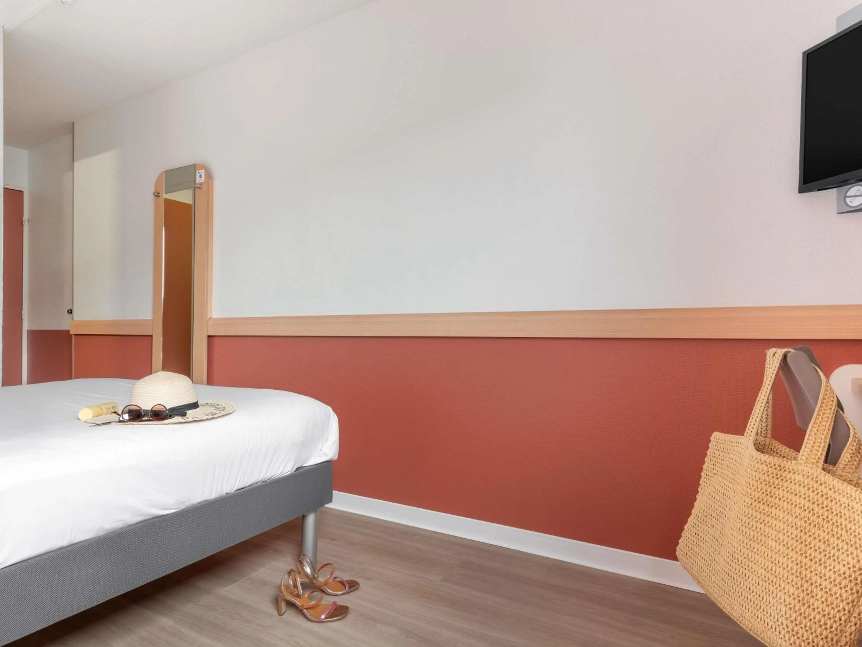 Bedroom, Bed in ibis budget Caen Mondeville