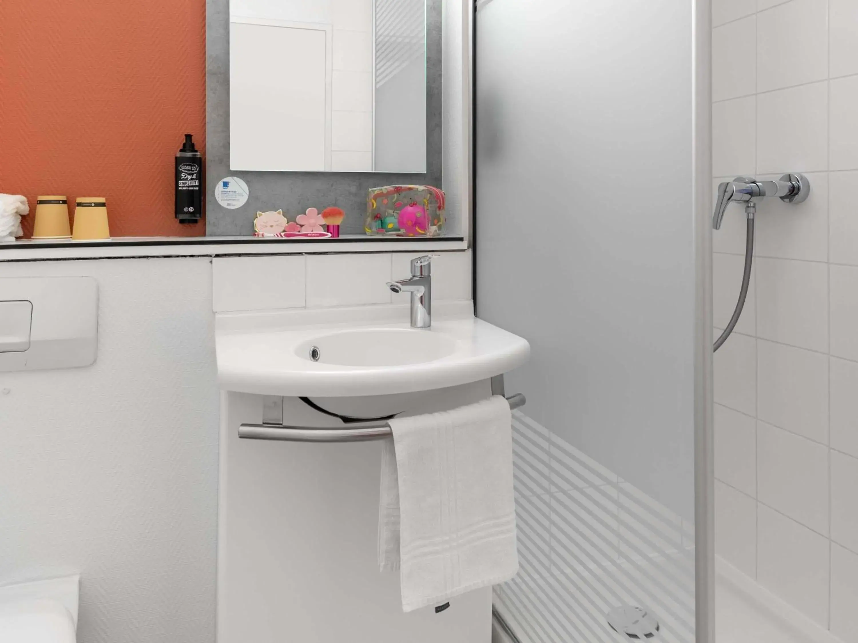 Bedroom in ibis budget Caen Mondeville Bedroom in ibis budget Caen Mondeville