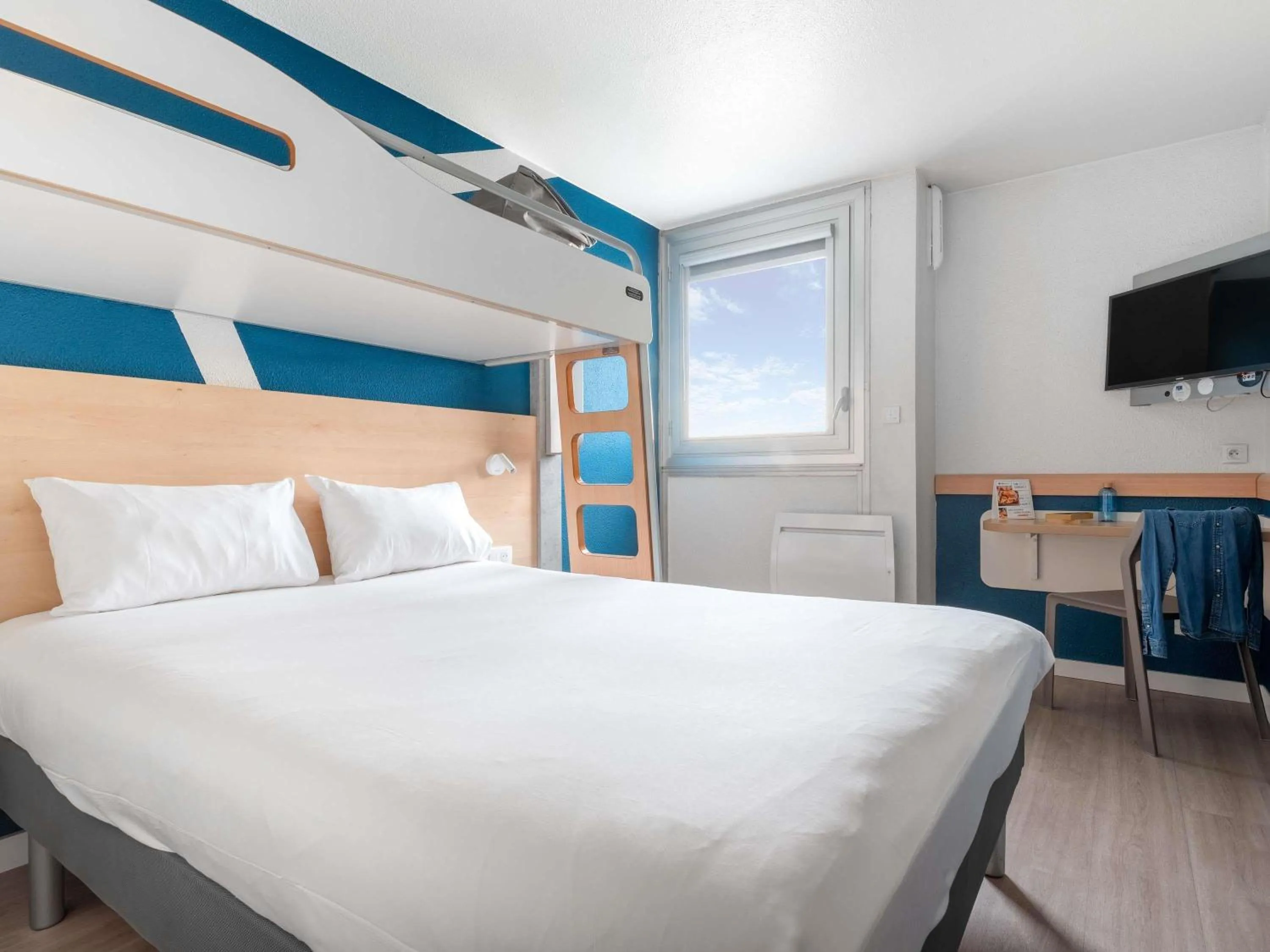 Bedroom, Bed in ibis budget Caen Mondeville