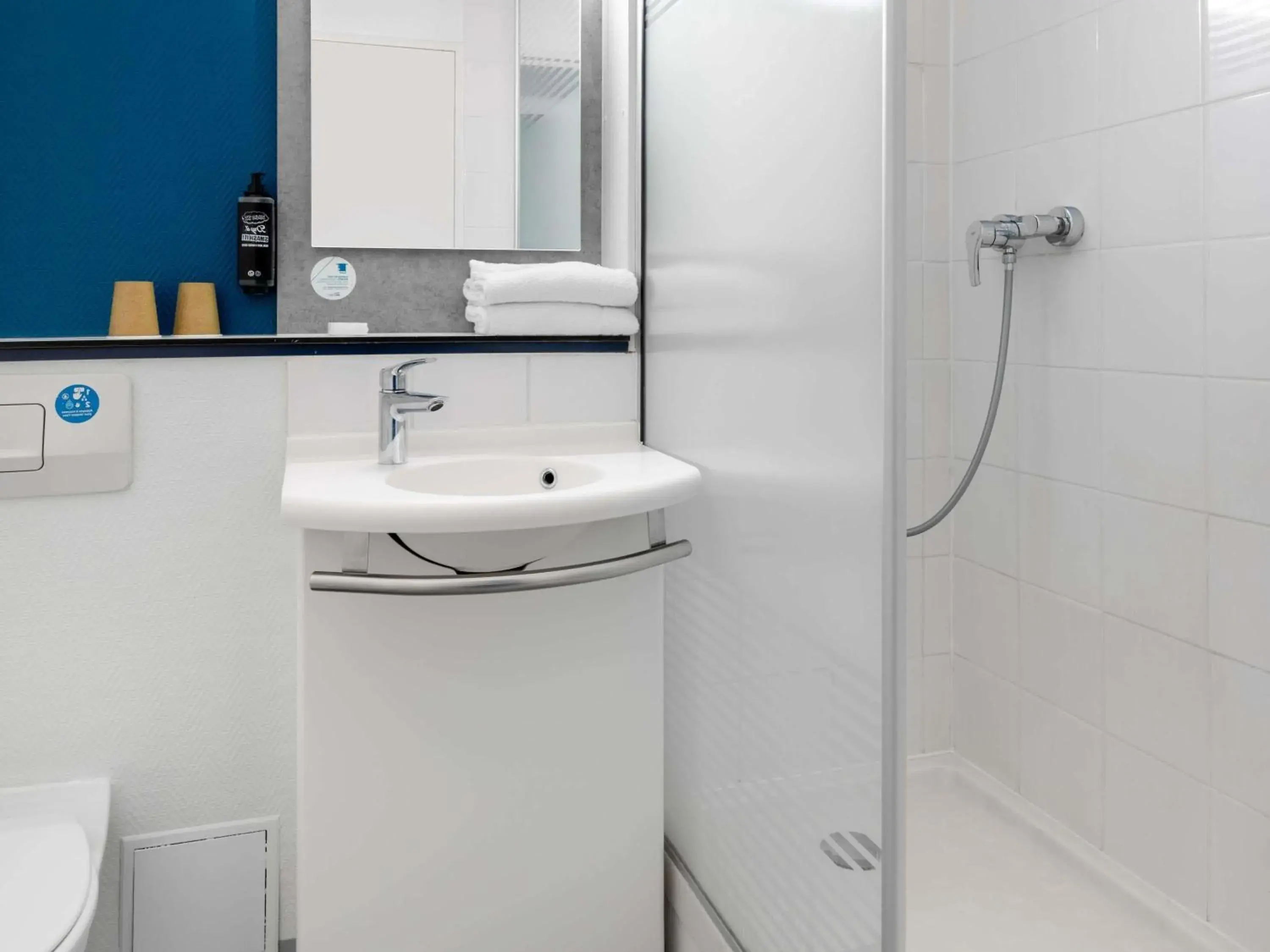 Bedroom in ibis budget Caen Mondeville Bedroom in ibis budget Caen Mondeville