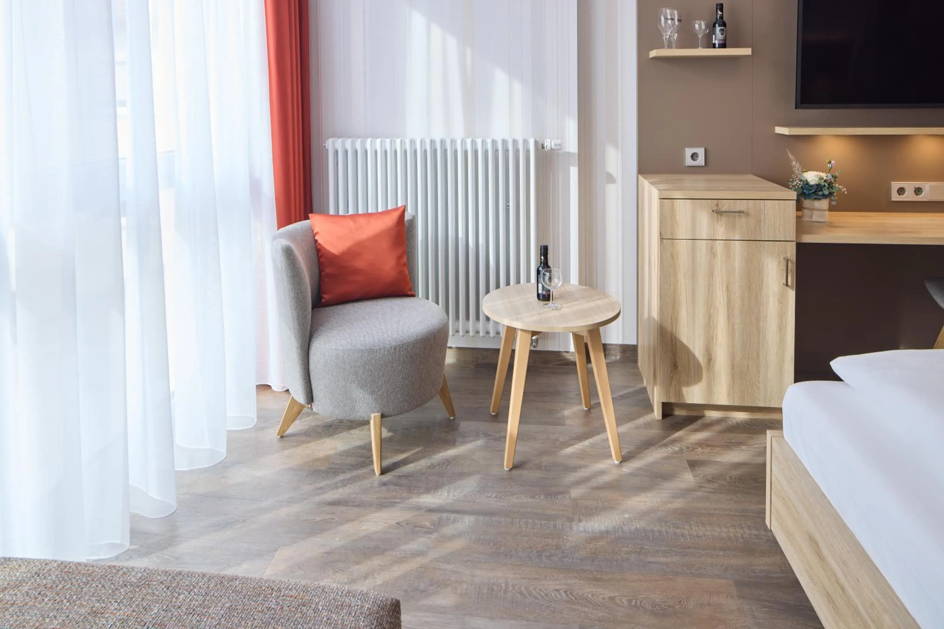 Seating area, Bed in Hotel Zum Schiff