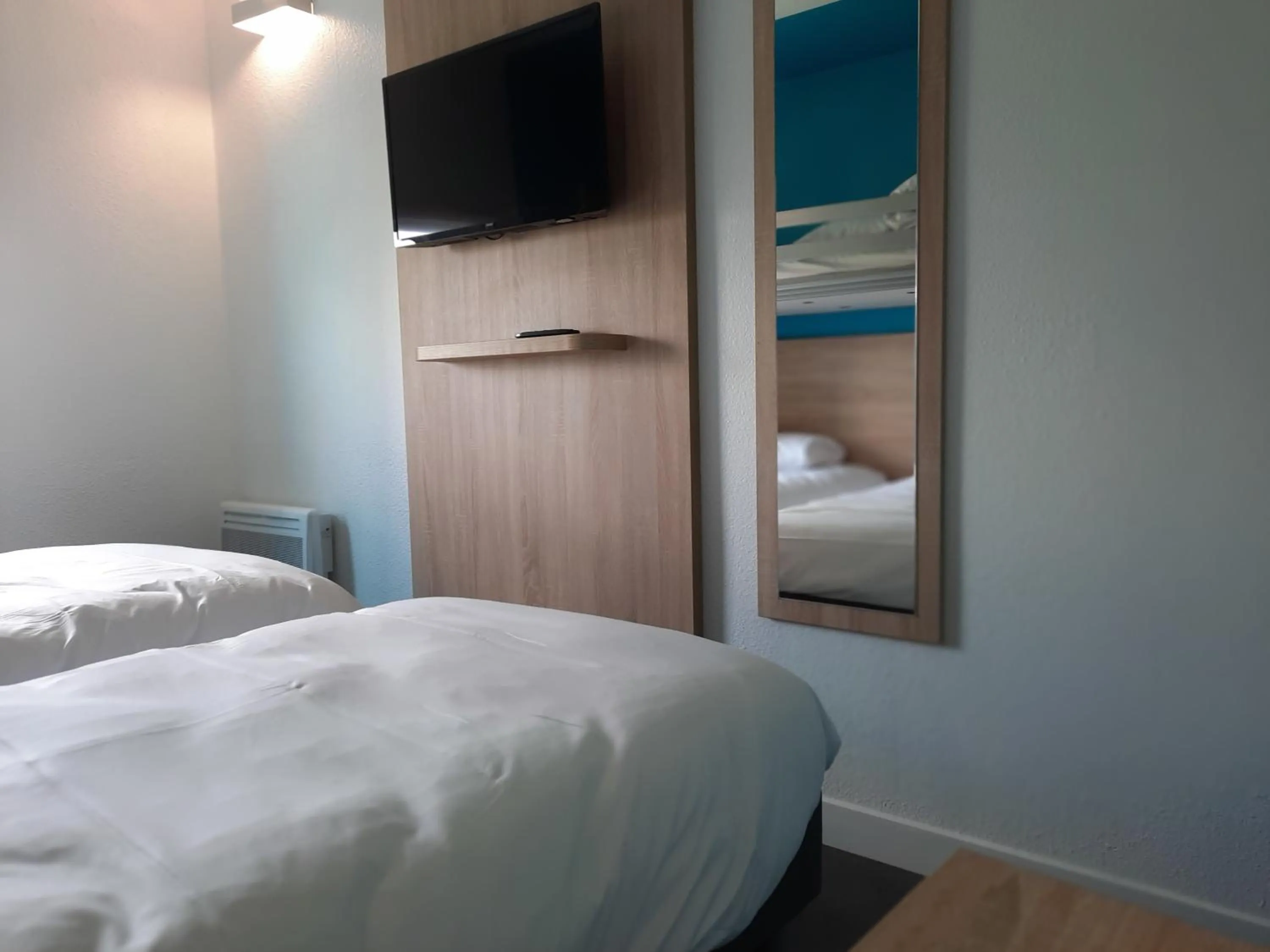 Communal lounge/ TV room, Bed in Kyriad Direct Caen Nord Memorial