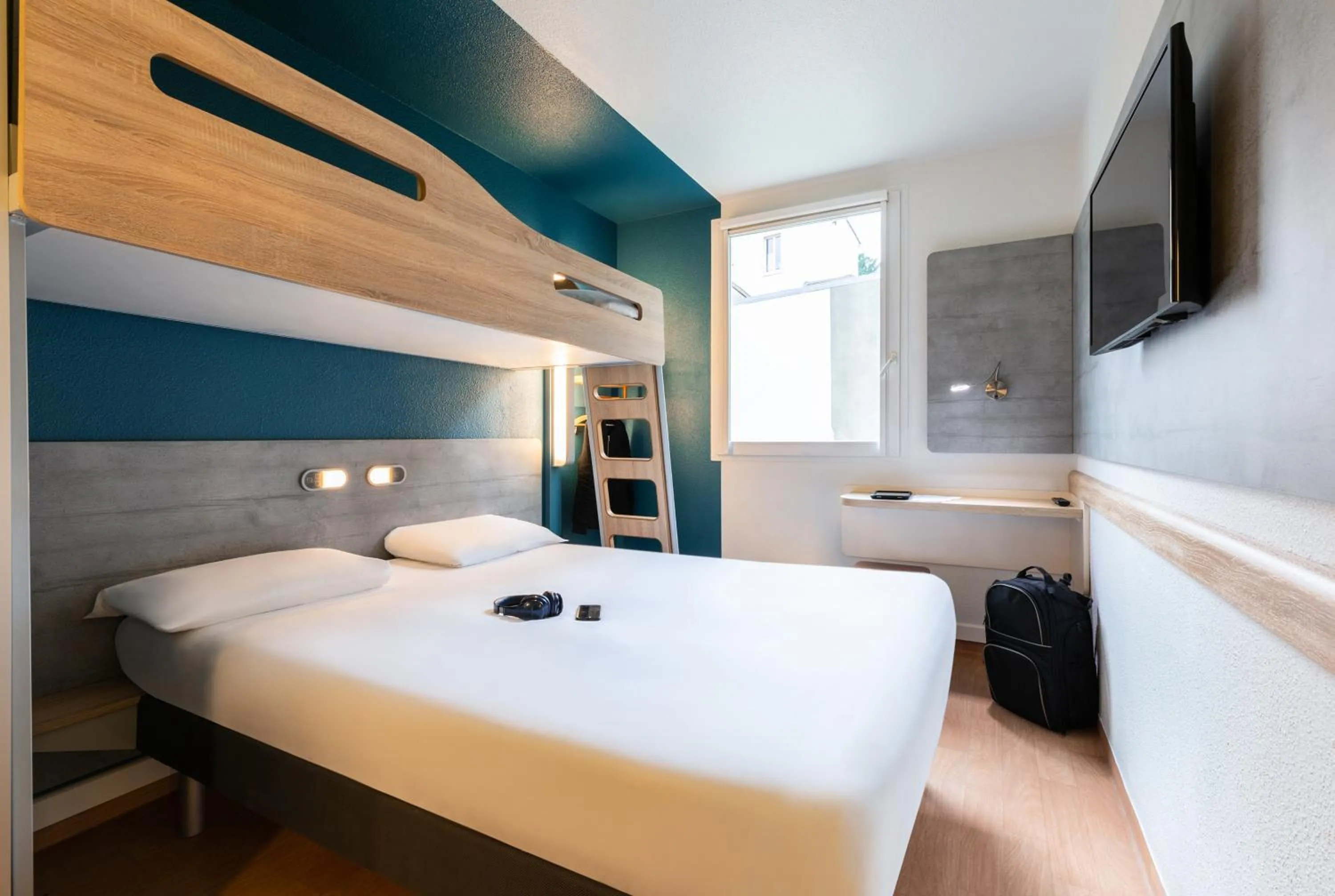 Bedroom, Bed in ibis budget Reims Thillois