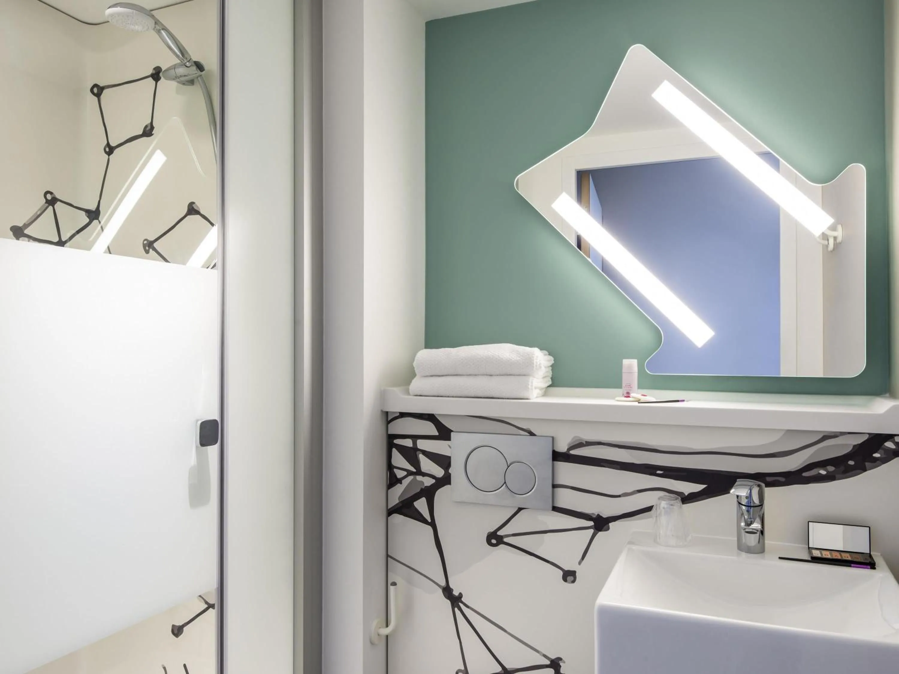 Bathroom in ibis budget Reims Thillois