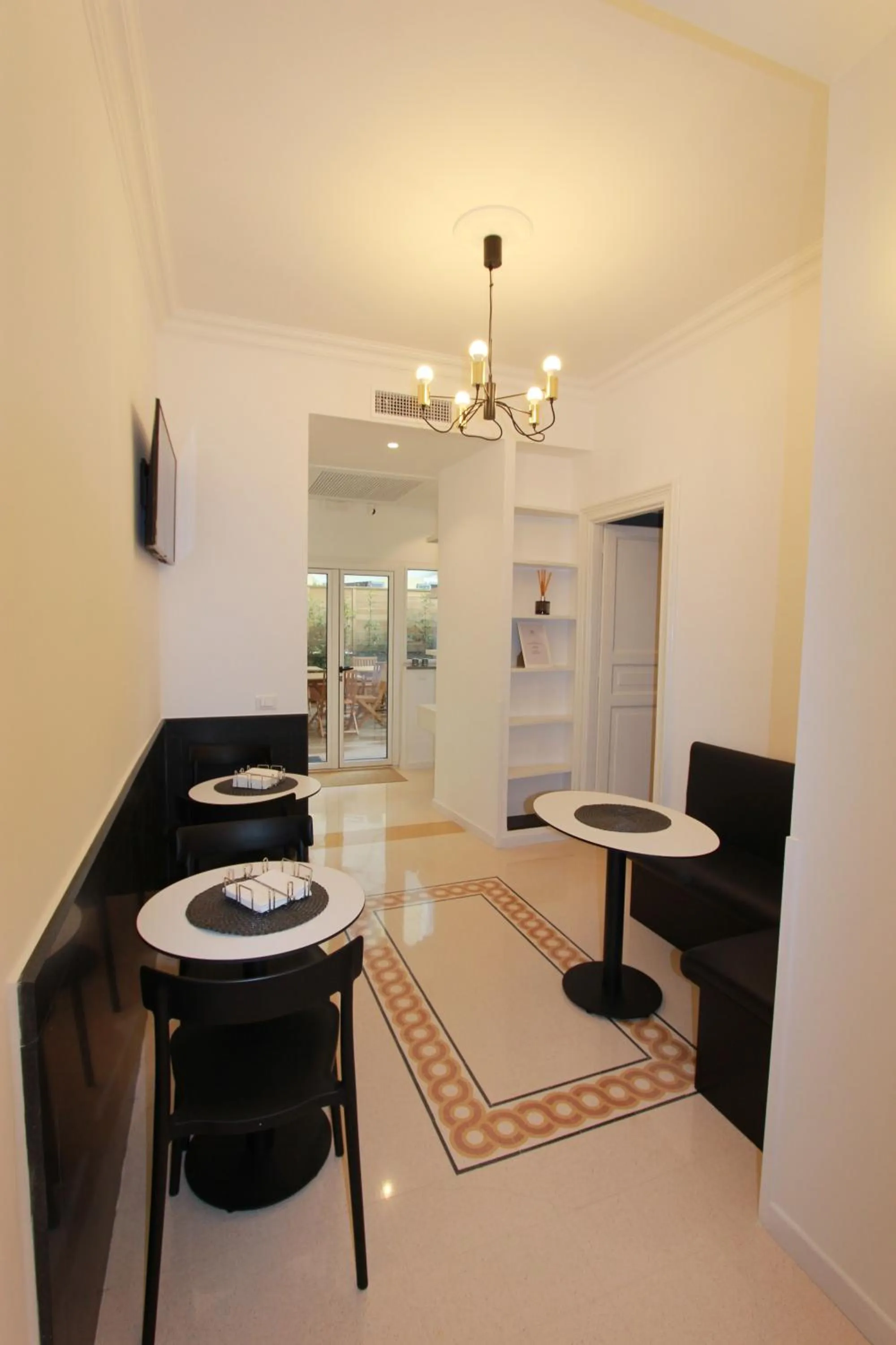 Communal lounge/ TV room in Art Atelier Risorgimento Guest House