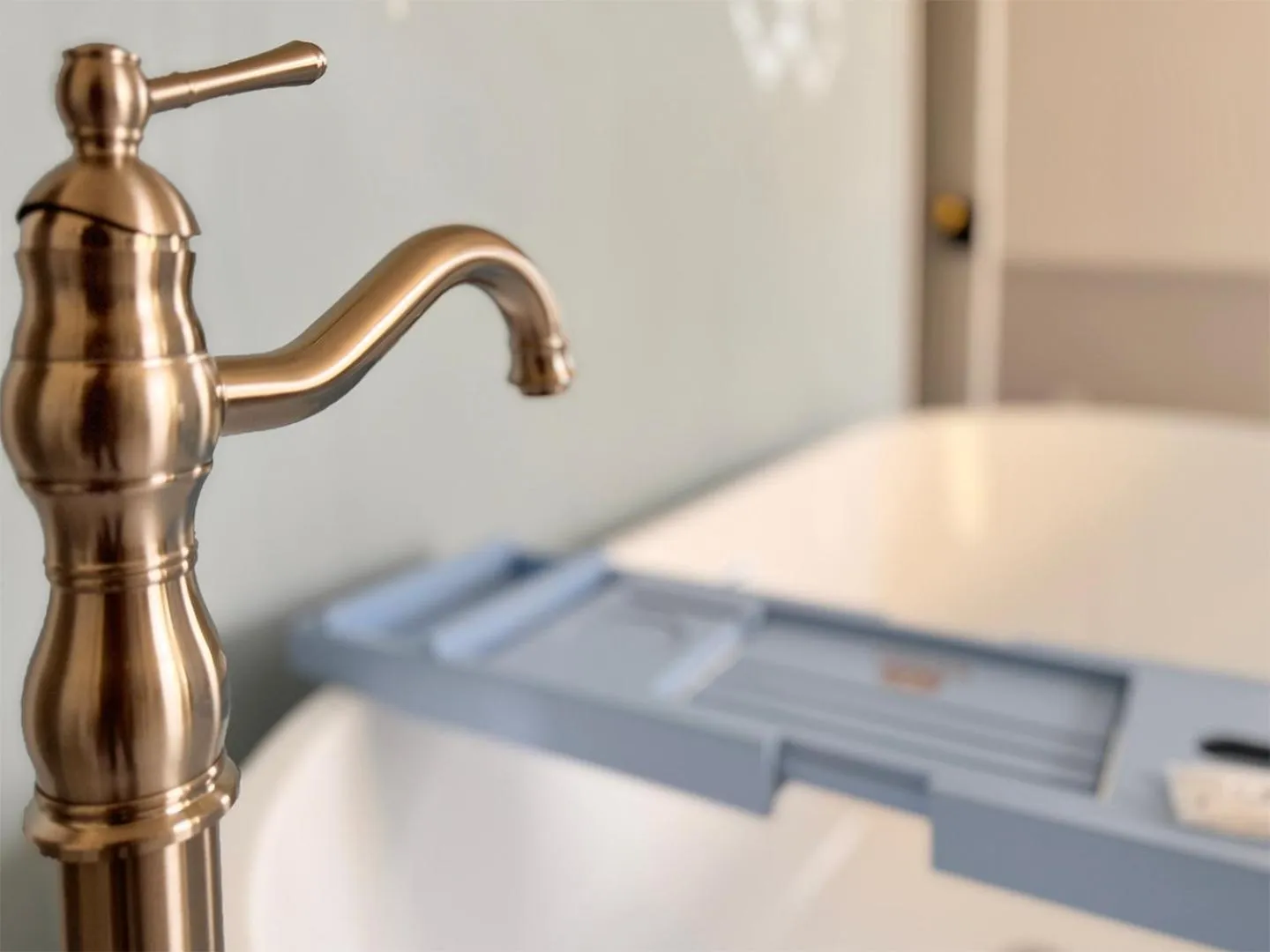 Bath, Bed in The Sunnyside Sisters Bed and Breakfast