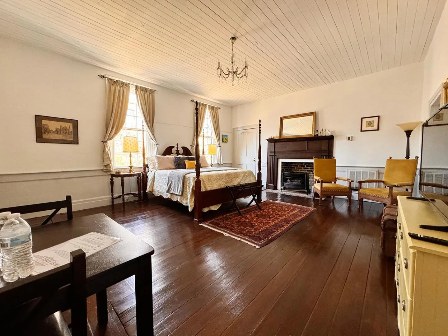 Bed in The Sunnyside Sisters Bed and Breakfast