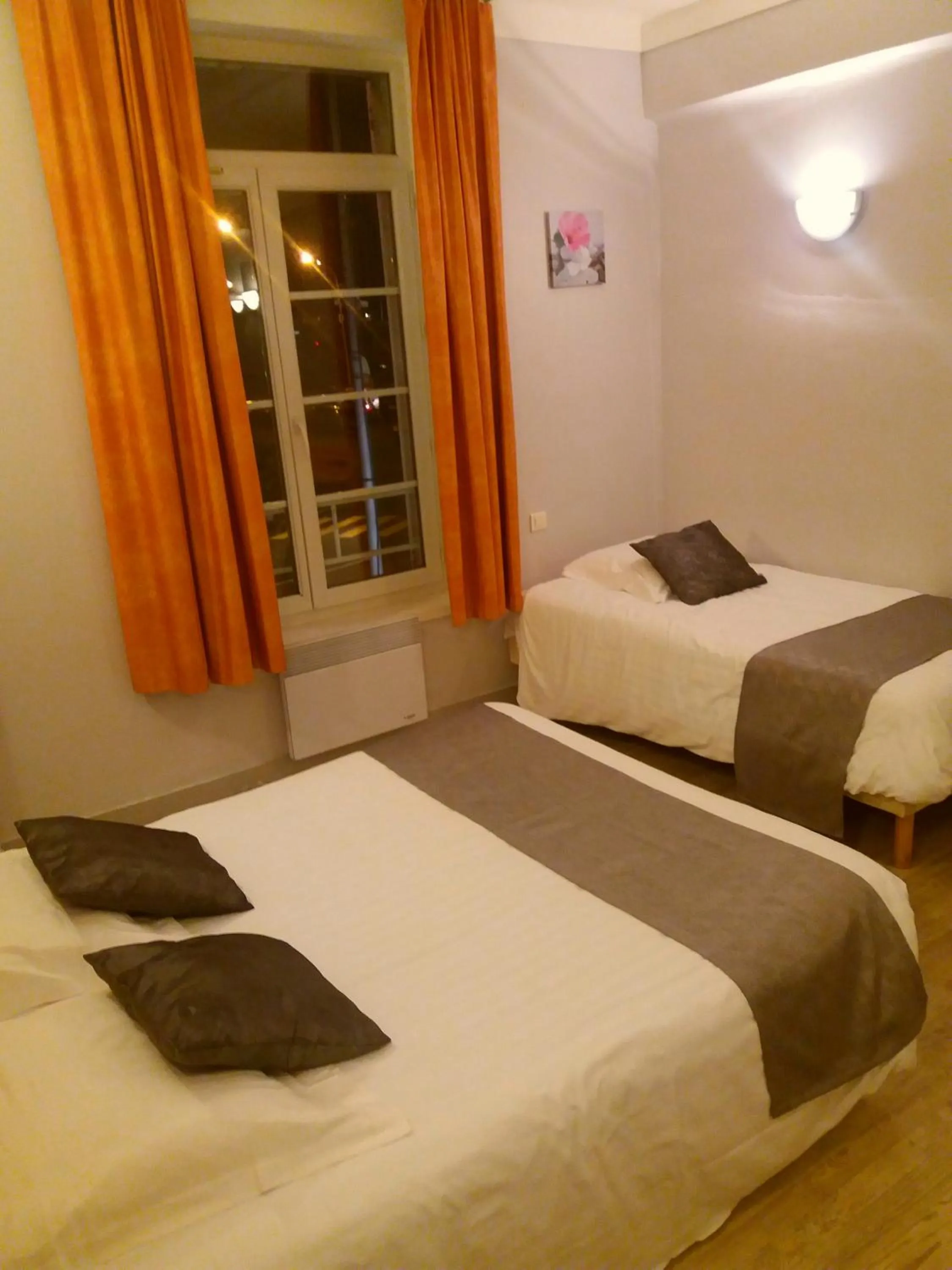 Photo of the whole room, Bed in L'Ecailler