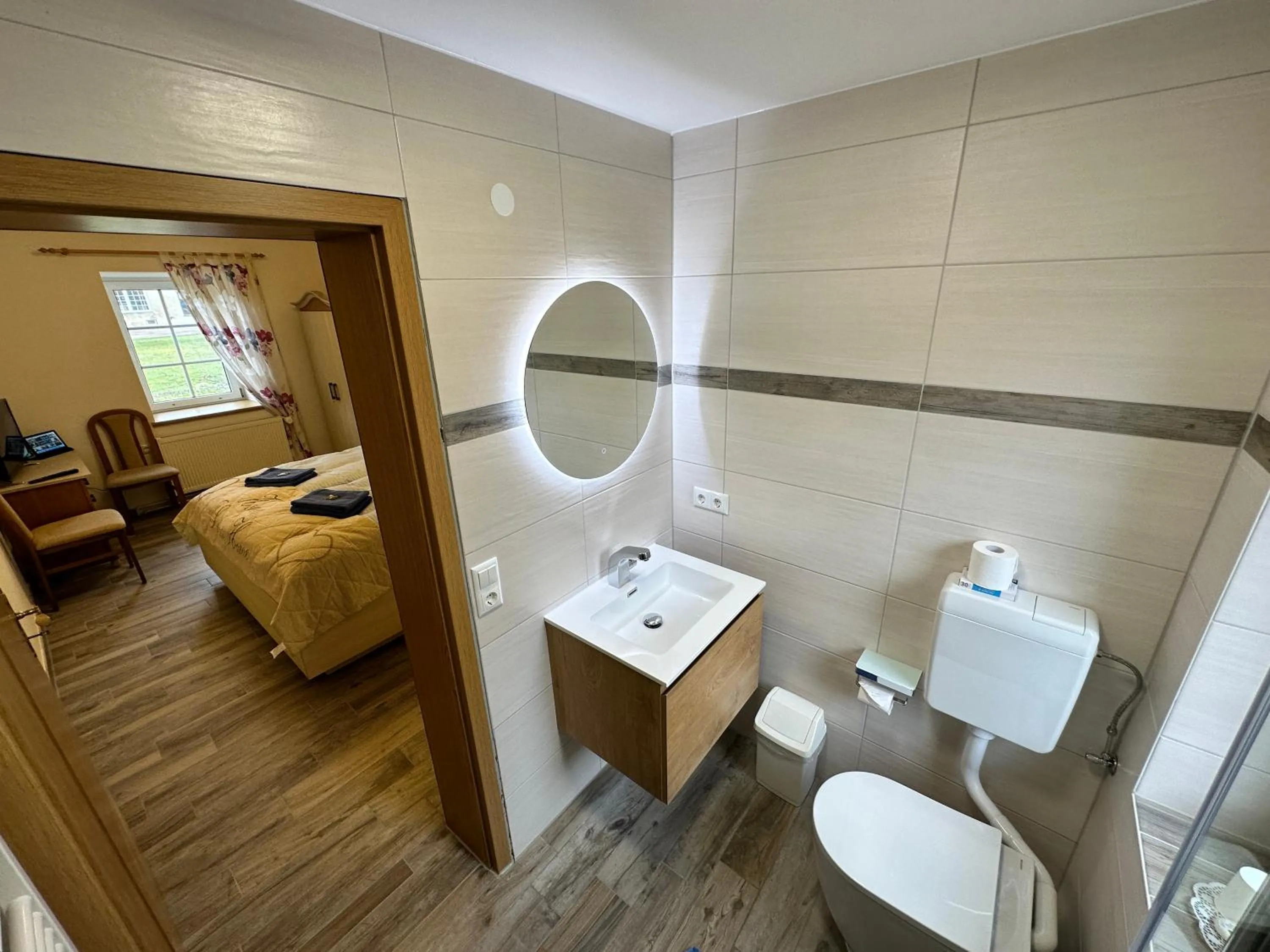 Toilet, Bed in Wolfshotel am Arendsee