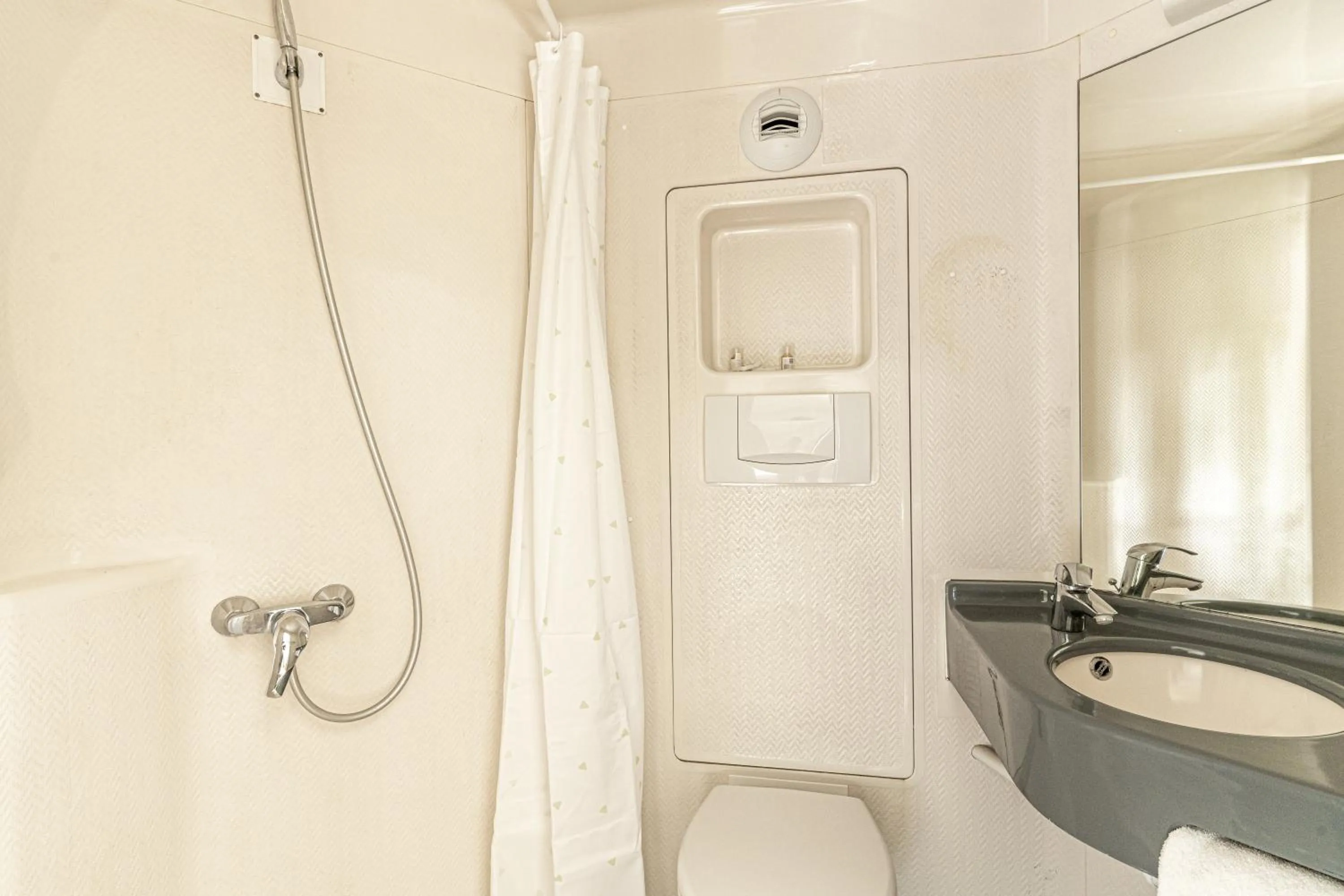 Shower in Fasthotel Cleon Rouen Sud