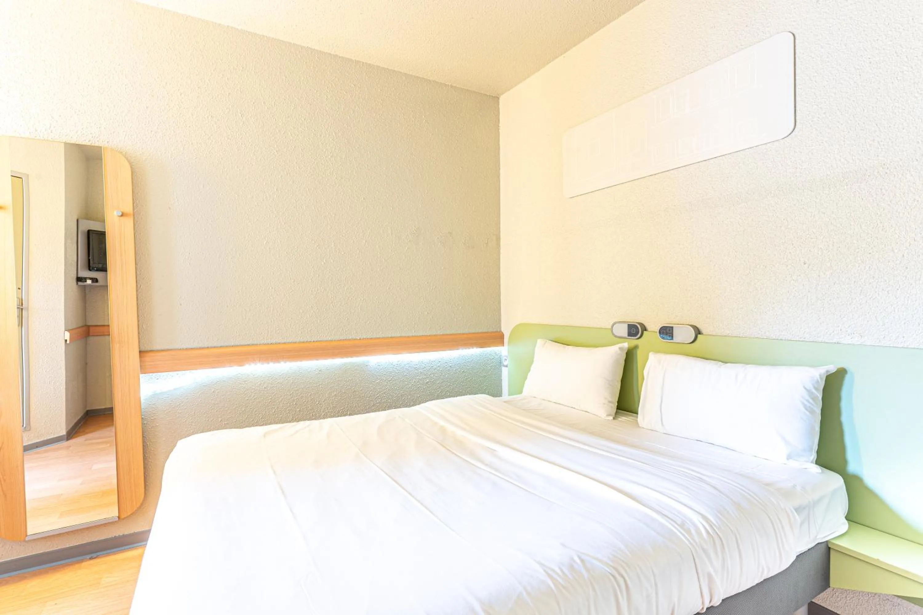 Bedroom, Bed in Fasthotel Cleon Rouen Sud