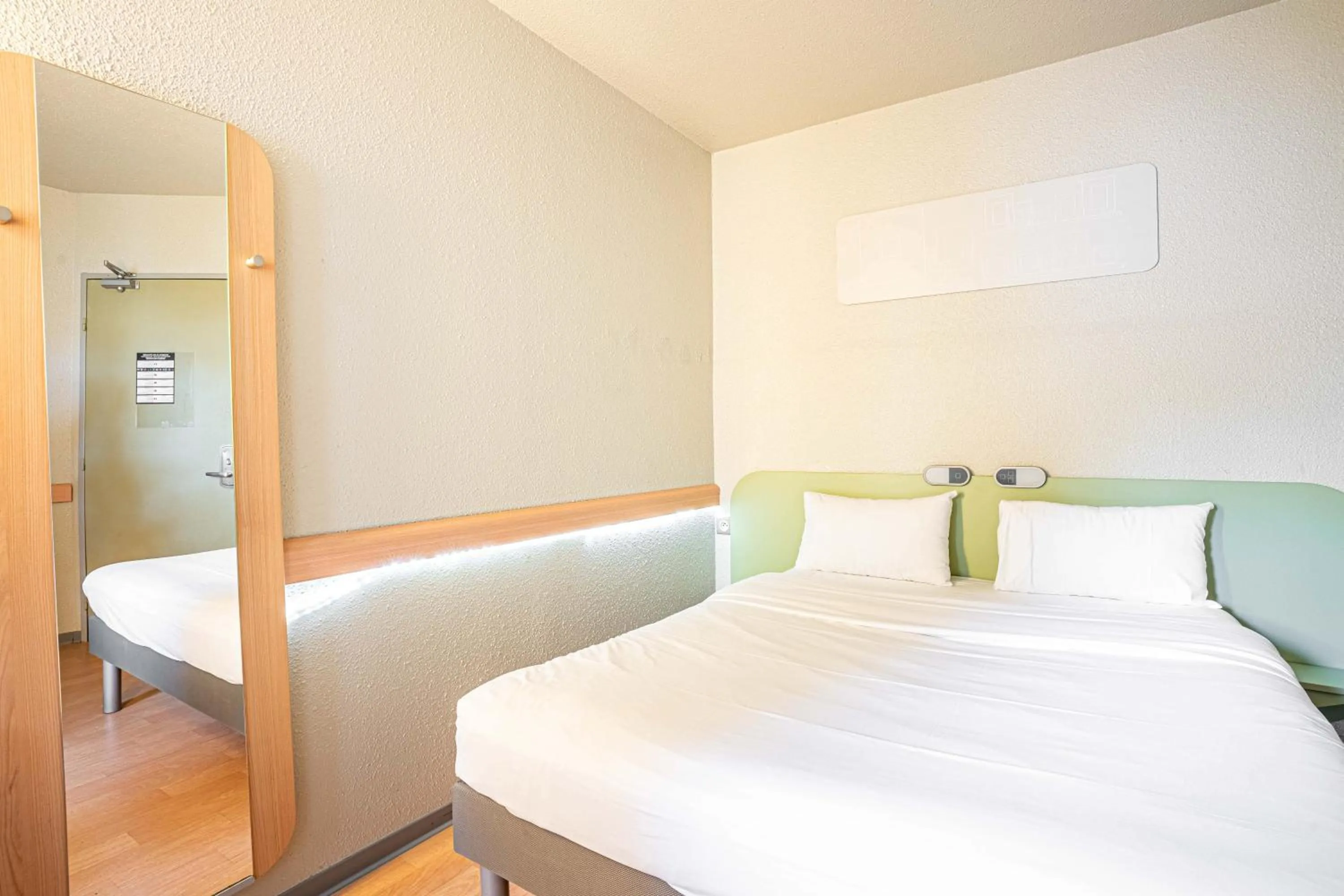 Bedroom, Bed in Fasthotel Cleon Rouen Sud