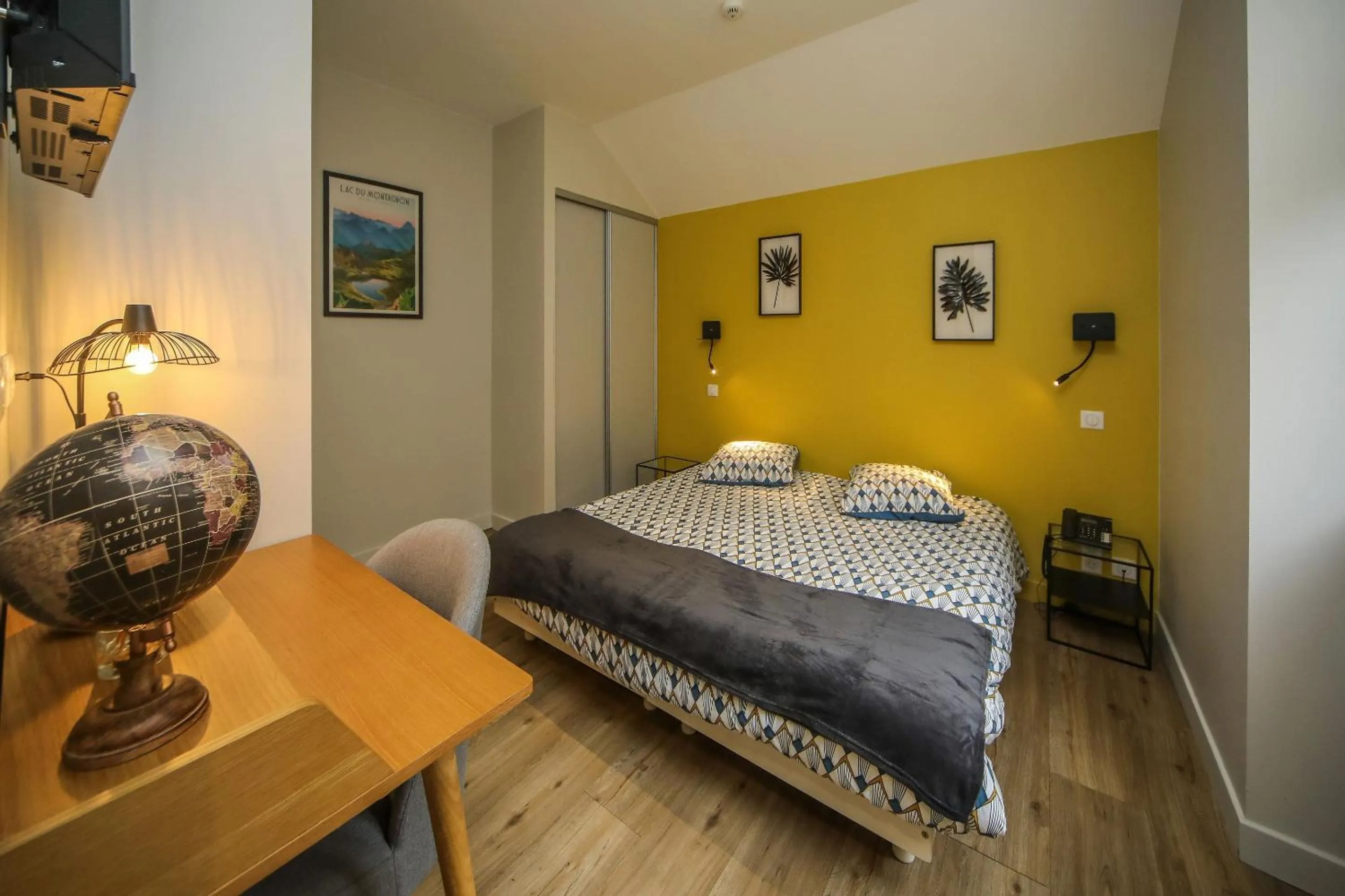 Bedroom, Bed in Hotel O Chiroulet