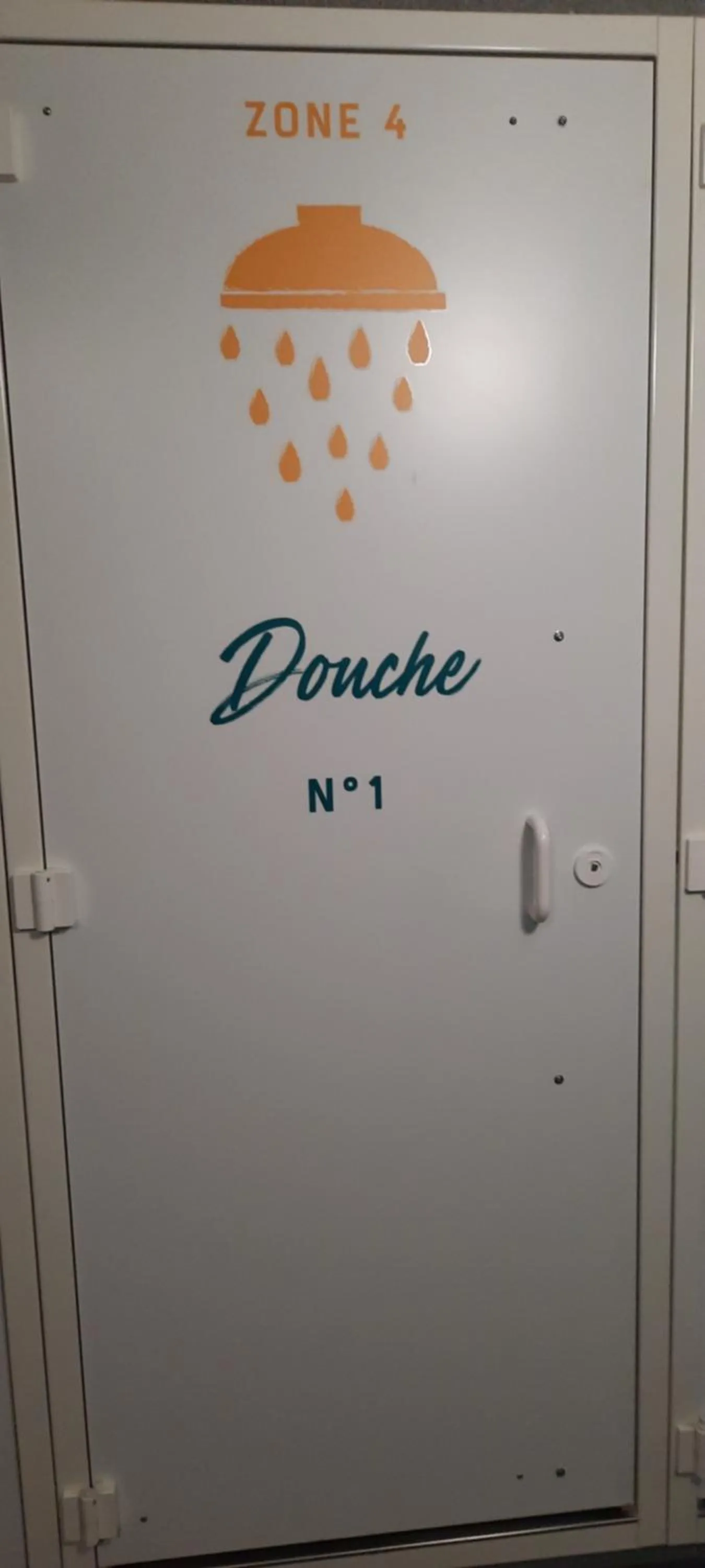 Property logo or sign in hotelF1 Compiègne