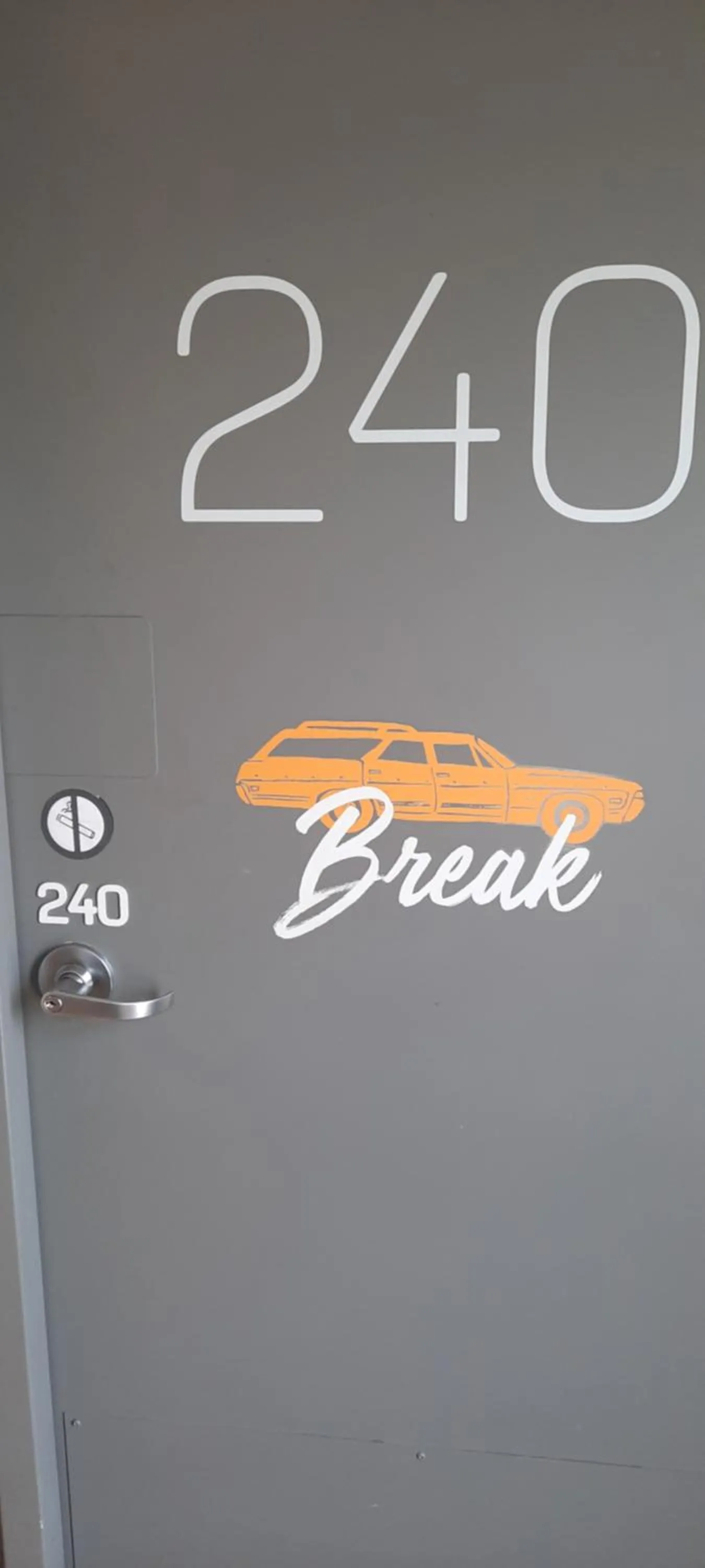 Logo/Certificate/Sign in hotelF1 Compiègne