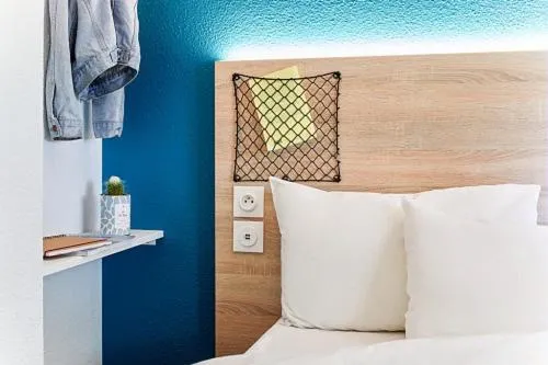 Photo of the whole room, Bed in hotelF1 Compiègne